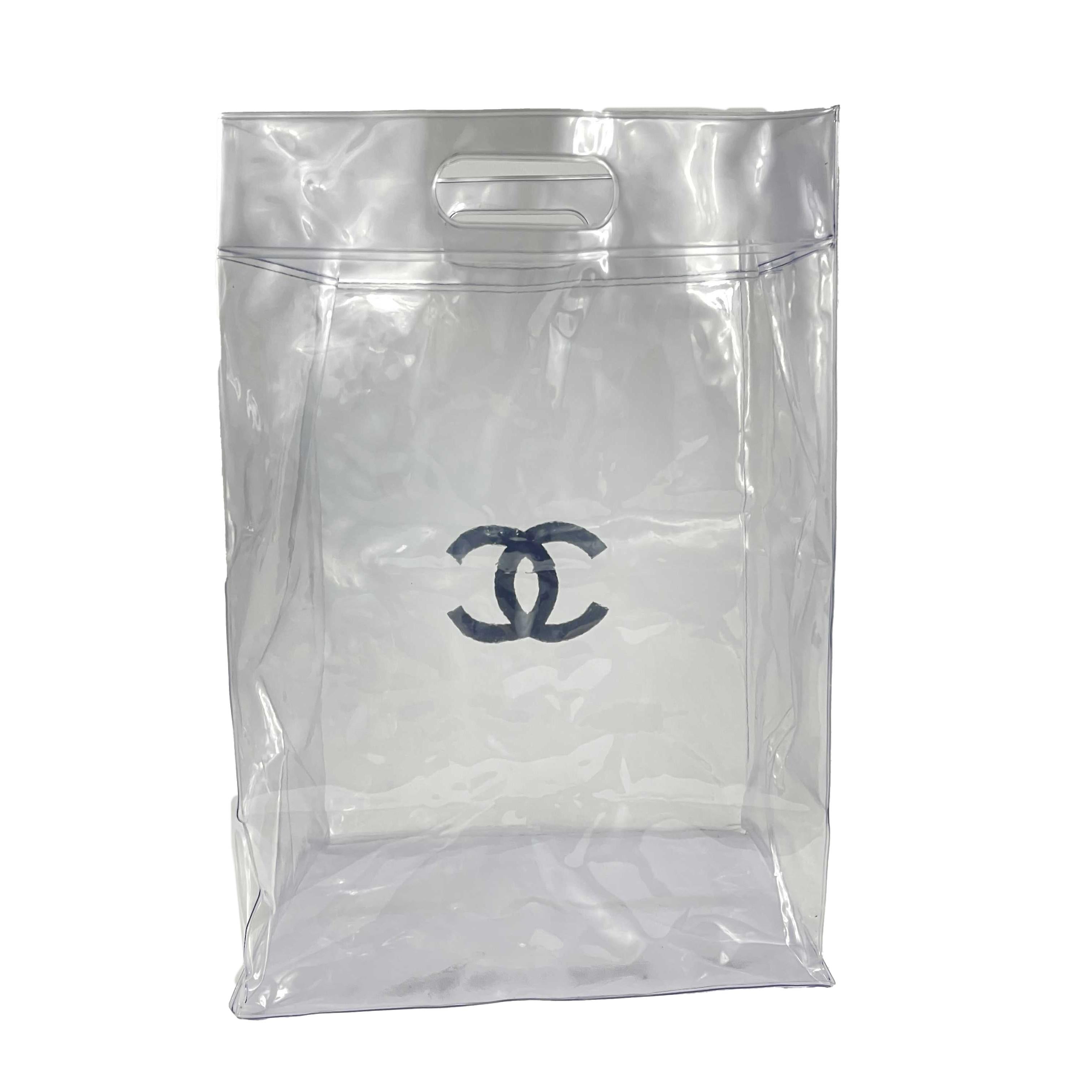 CHANEL - Excellent - *Rare* 2018 VIP Runway Gift Clear PVC CC Tote - Clear, Black - Handbag

Description

This tote bag is a rare gift that was given to VIP attendees of Chanel's 2018 Summer Spring Act 2 Runway Show.
It's crafted with clear PVC and
