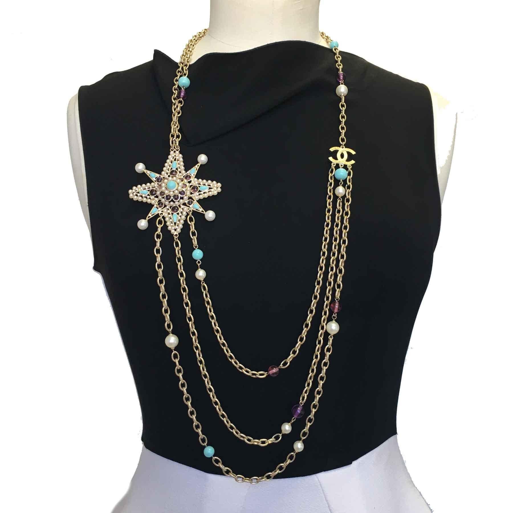 Couture! Splendid necklace Chanel 3 chains in pale gilt metal, pearls, mauve molten glass. Beautiful star-shaped jewel set with pearly, shiny pearls and turquoise and mauve molten glass beads.

Never worn. Made in France, spring 2008