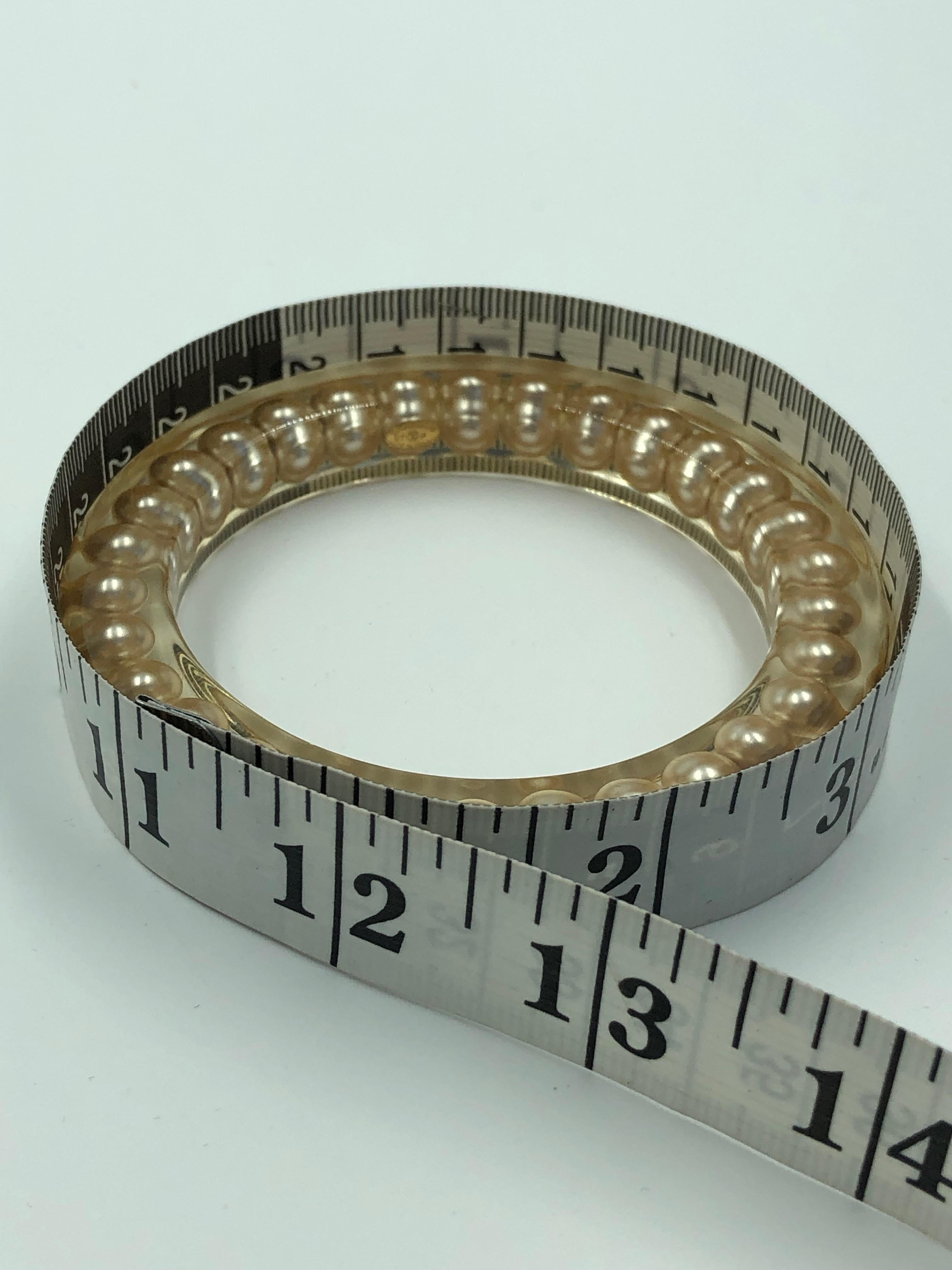 Bracciale Chanel con perle finte in lucite, raro e autentico in vendita 3