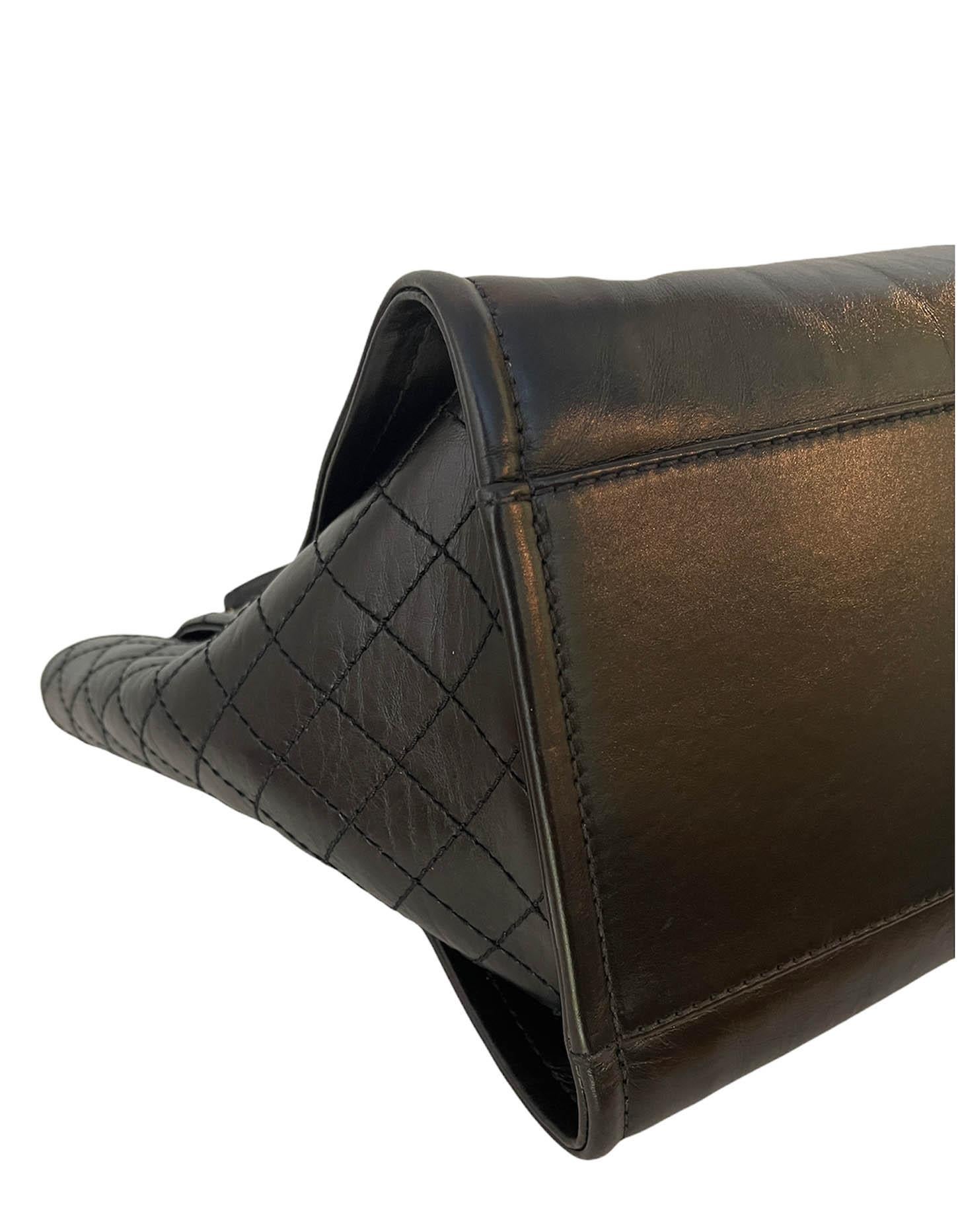 Chanel RARO Bolso Tote Deauville Charms Medium de piel de becerro envejecida negra en Excelente Estado en New York, NY