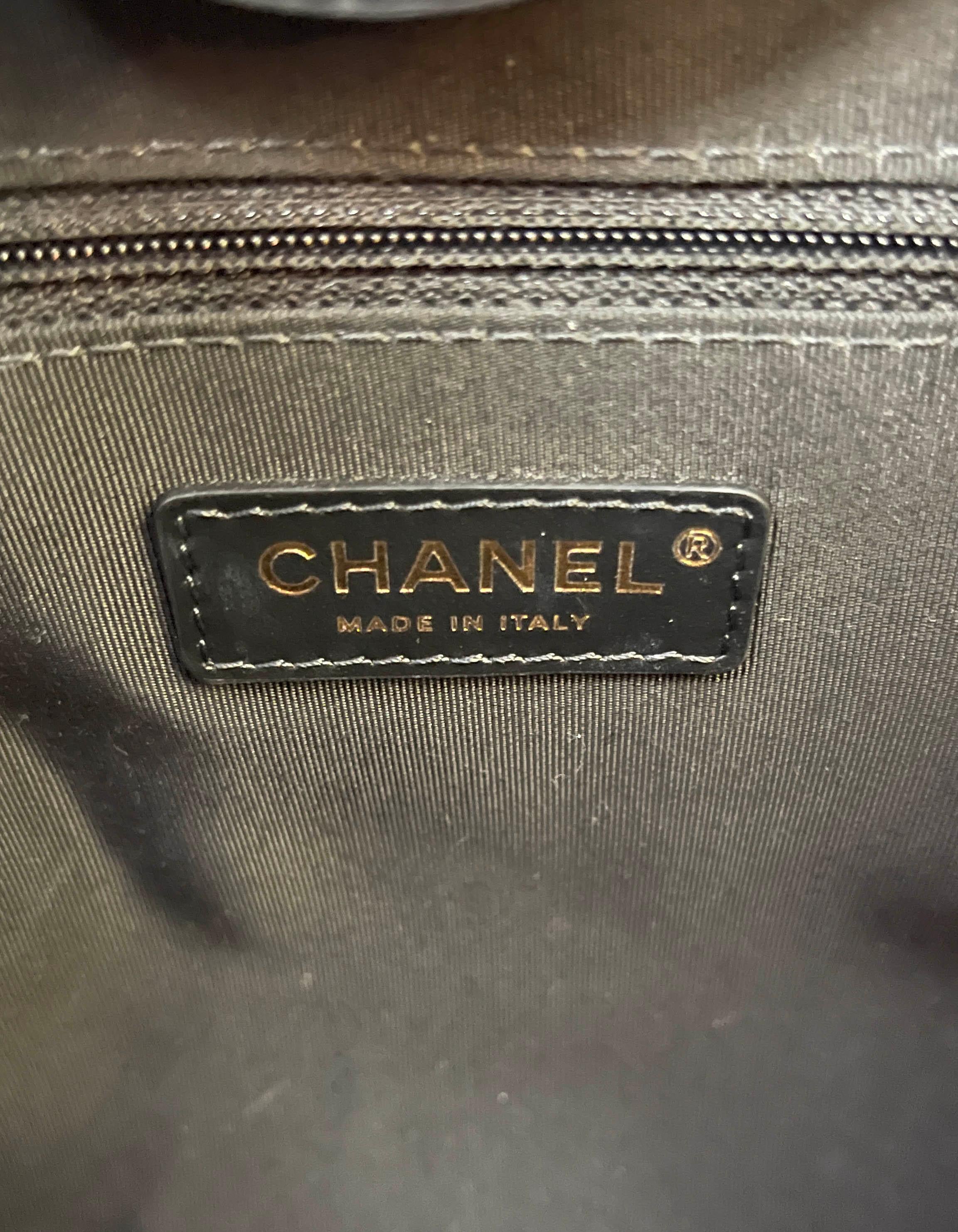 Chanel RARO Bolso Tote Deauville Charms Medium de piel de becerro envejecida negra 3