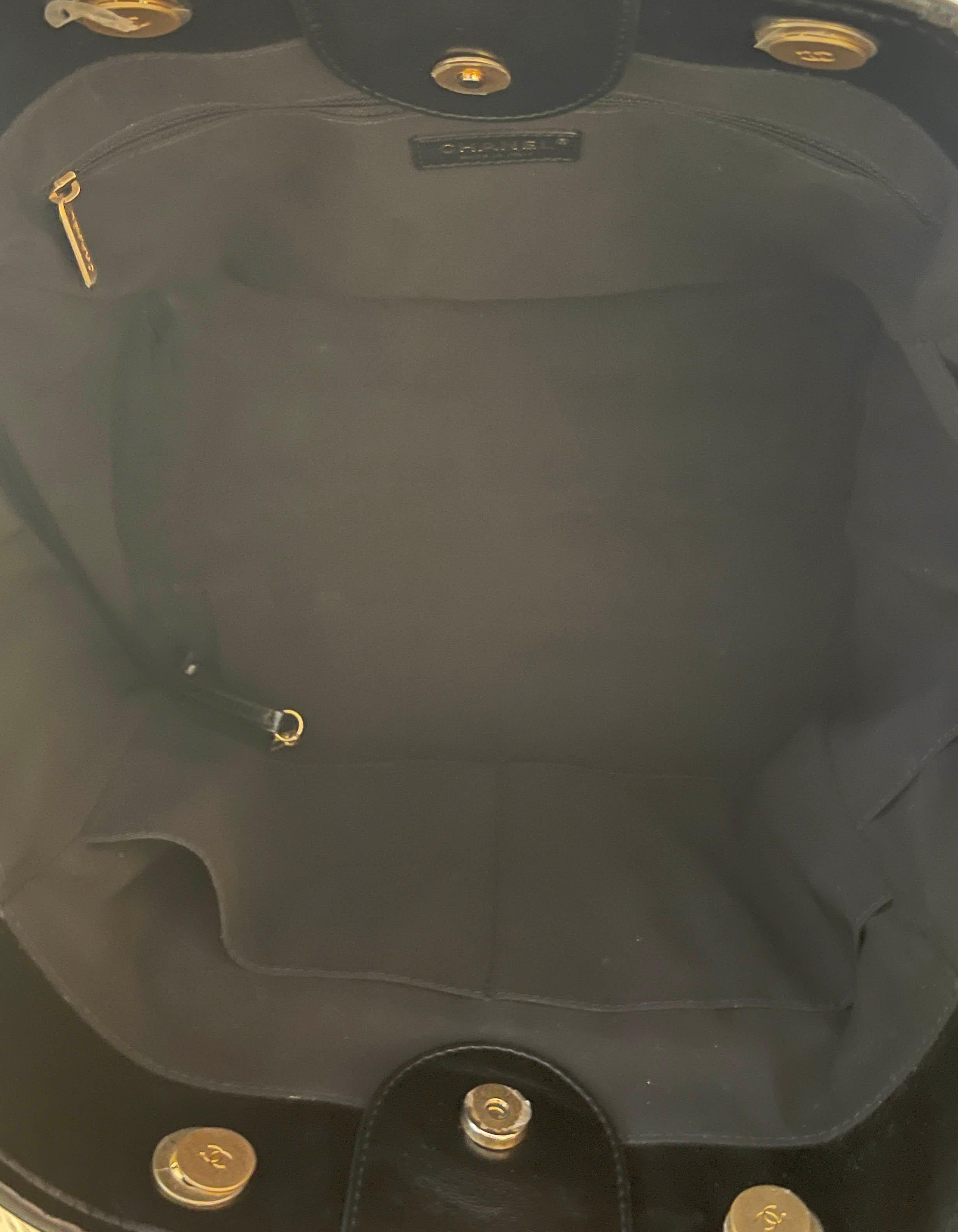 Chanel RARO Bolso Tote Deauville Charms Medium de piel de becerro envejecida negra 4