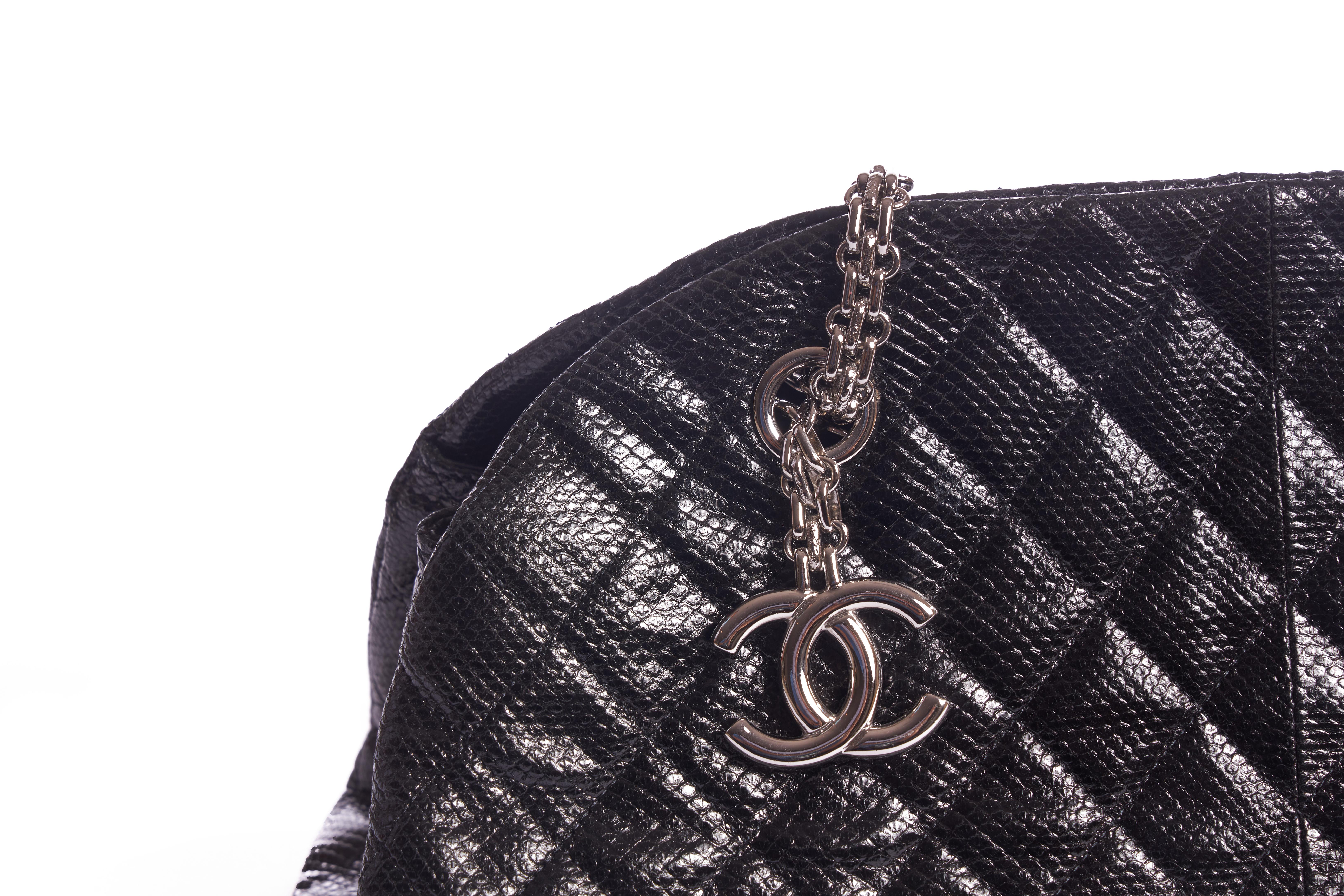 Chanel Seltene schwarze Eidechse Umhängetasche im Angebot 1