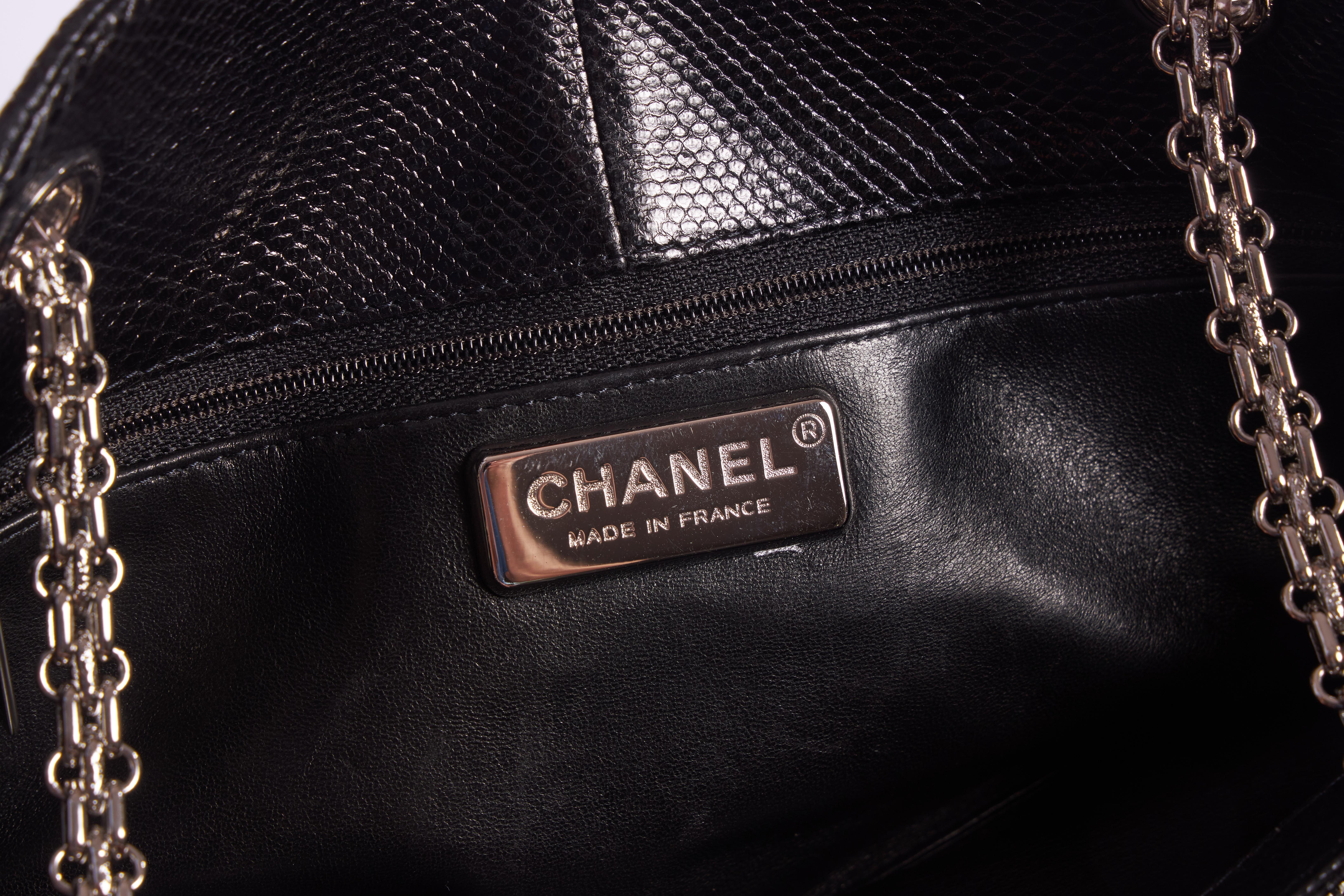 Chanel Seltene schwarze Eidechse Umhängetasche im Angebot 2