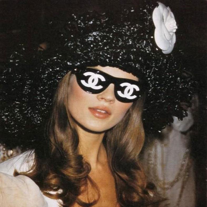 Women's or Men's Chanel 1993 Spring Ultra Rare Black Runway CC Logo Sunglasses For Sale