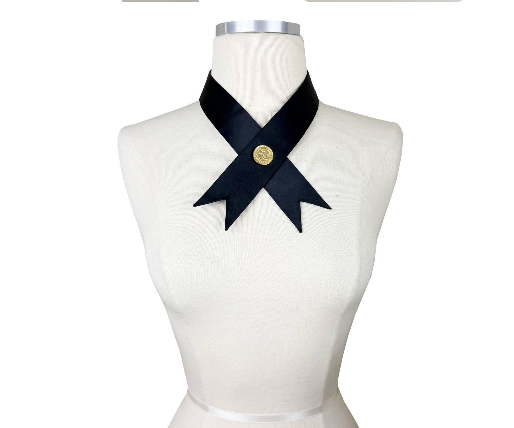 Chanel Raro Collar de Corbata Medallón de Seda Negra Dorada Artesano en venta