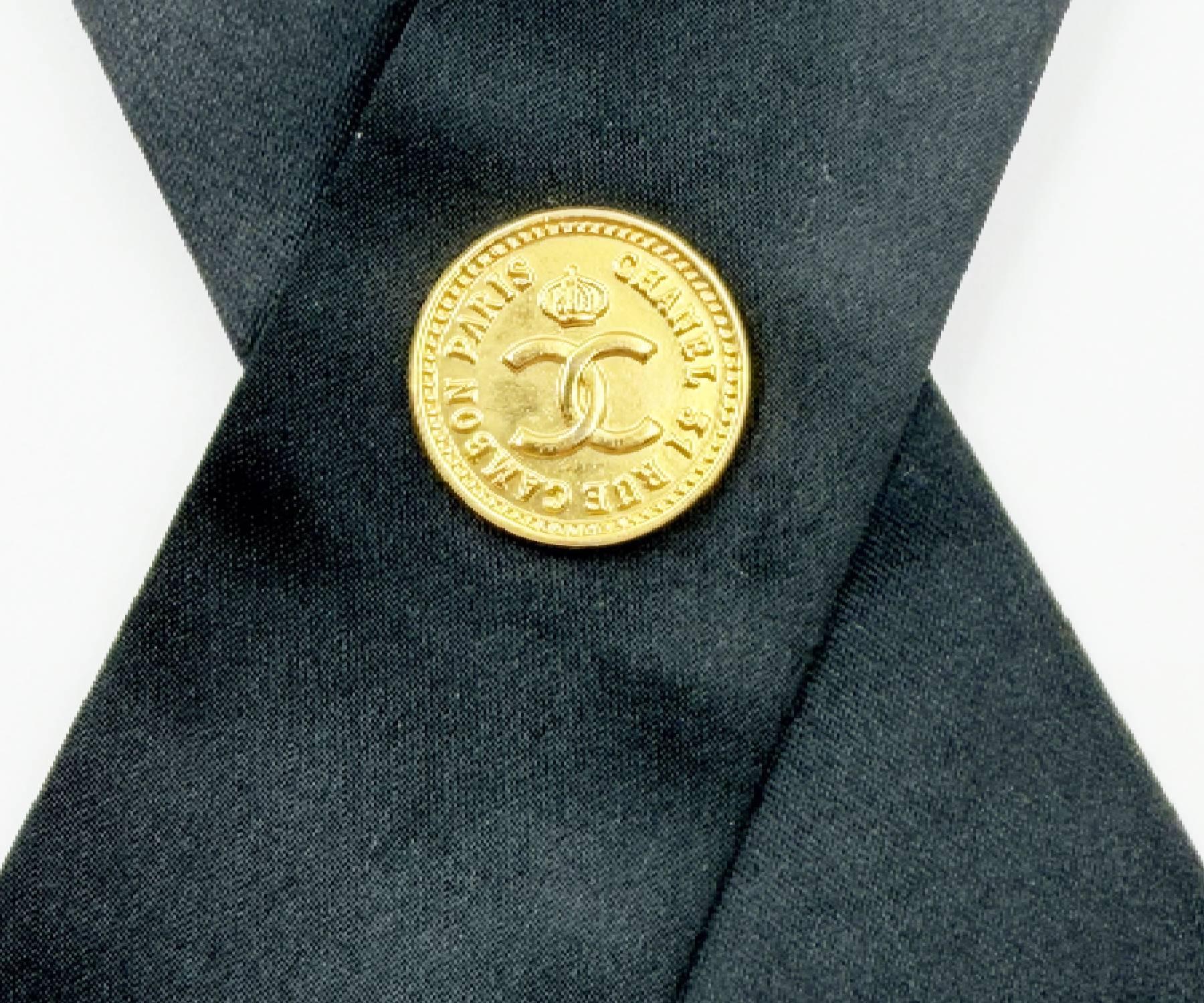 Chanel Raro Collar de Corbata Medallón de Seda Negra Dorada en Excelente estado para la venta en Pasadena, CA