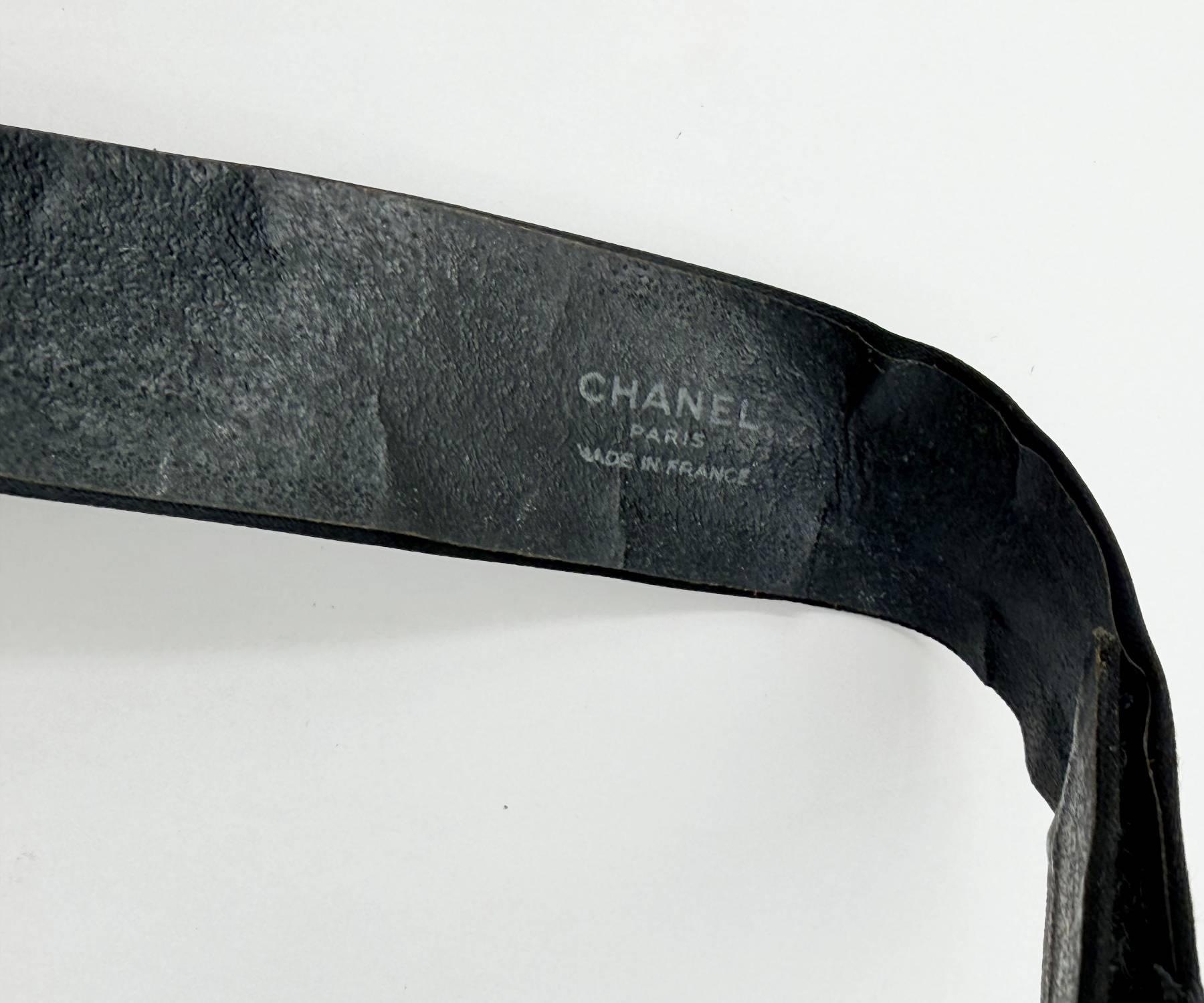 De las mujeres Chanel Raro Collar de Corbata Medallón de Seda Negra Dorada en venta