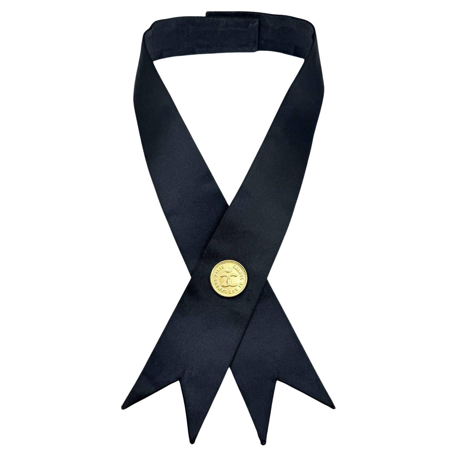 Chanel Raro Collar de Corbata Medallón de Seda Negra Dorada en venta