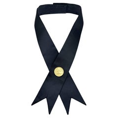 Chanel - Rare collier de cravate en soie noire avec médaillon plaqué or