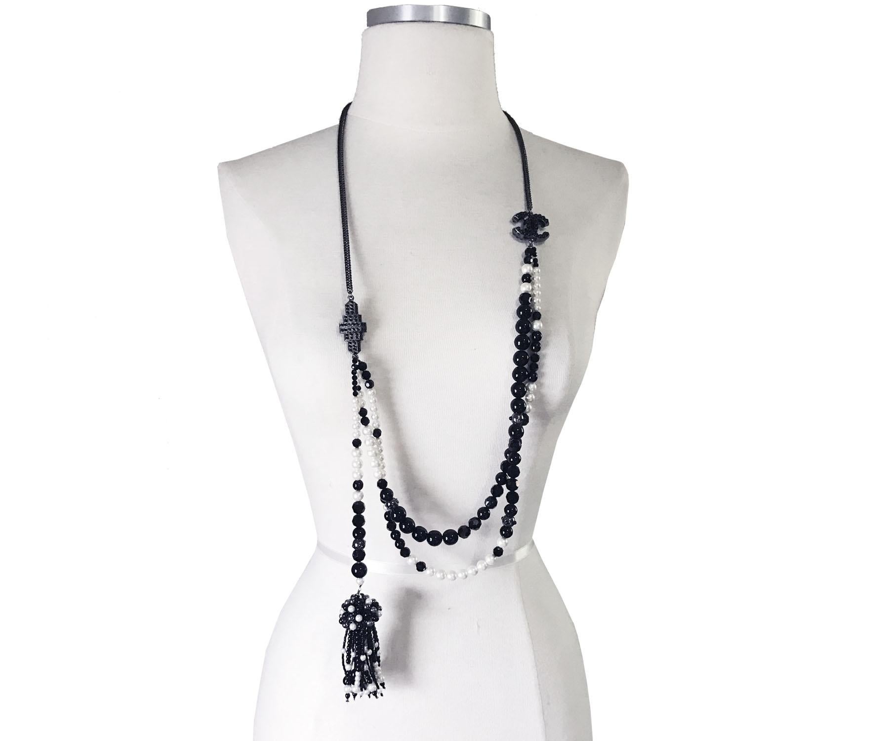 Unique Chanel Rare Black Stone Pearl Dangle Tassel Necklace In Excellent Condition For Sale In Pasadena, CA