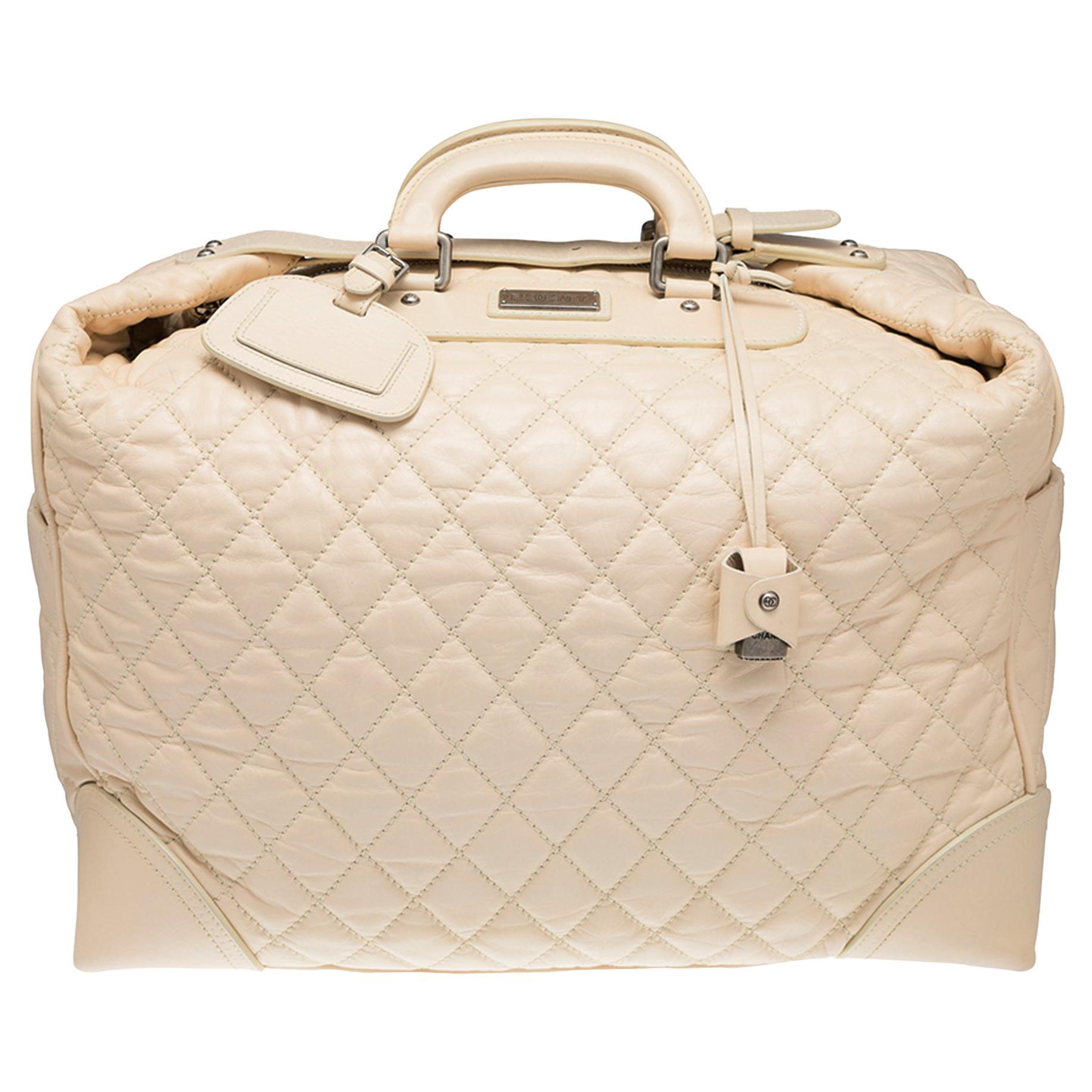 Sac fourre-tout de voyage Chanel en cuir matelassé beige et blanc cassé 