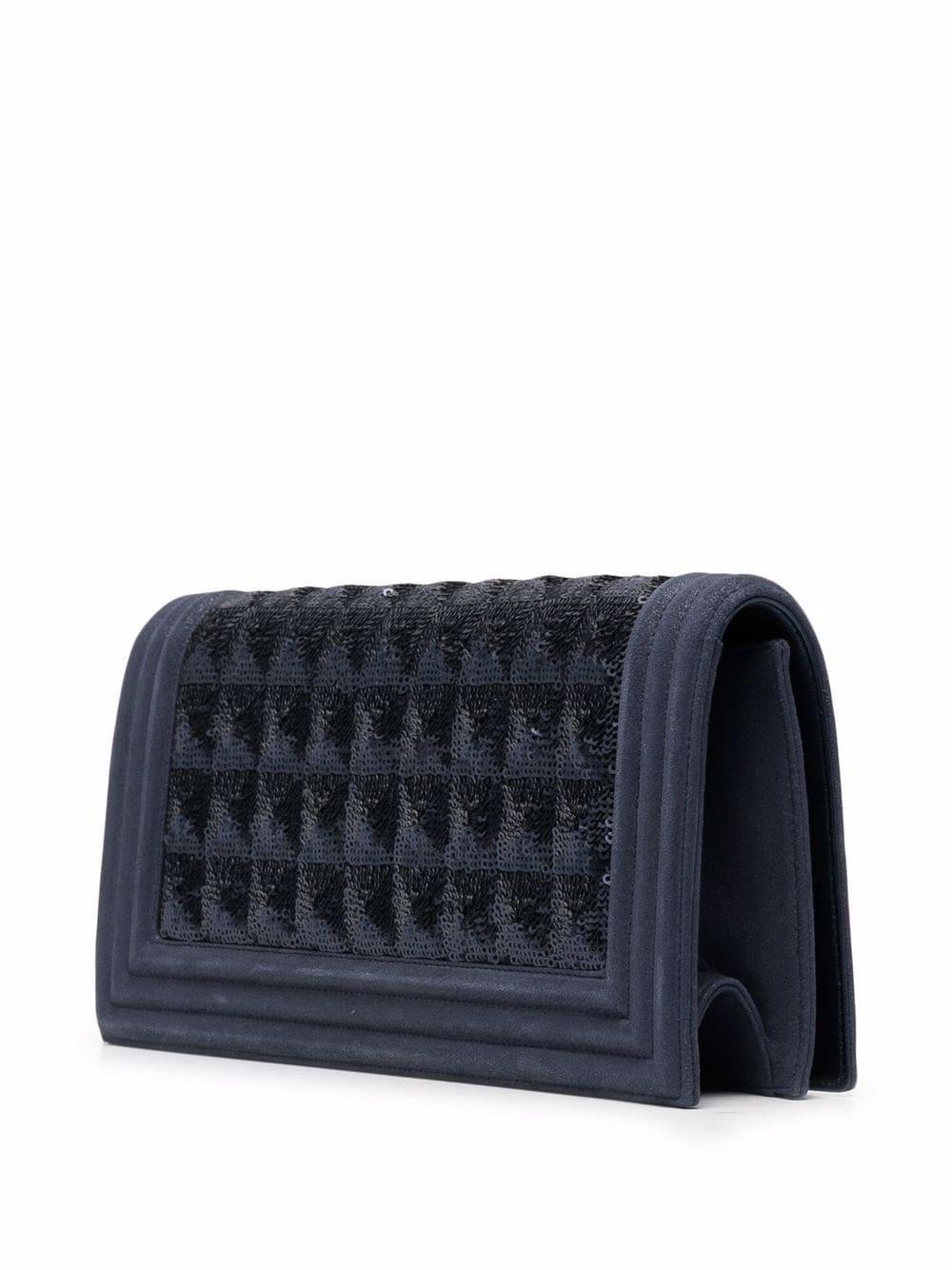 Gorgeous and Rare Chanel Boy Clutch made of Navy Suede and sequin. Gun Hardware.

Dimensions: 26 x 12.5 x 6 cm

Signature: Chanel Made in Italy, serial number, dated from 2013.

Excellent condition (hardly used).