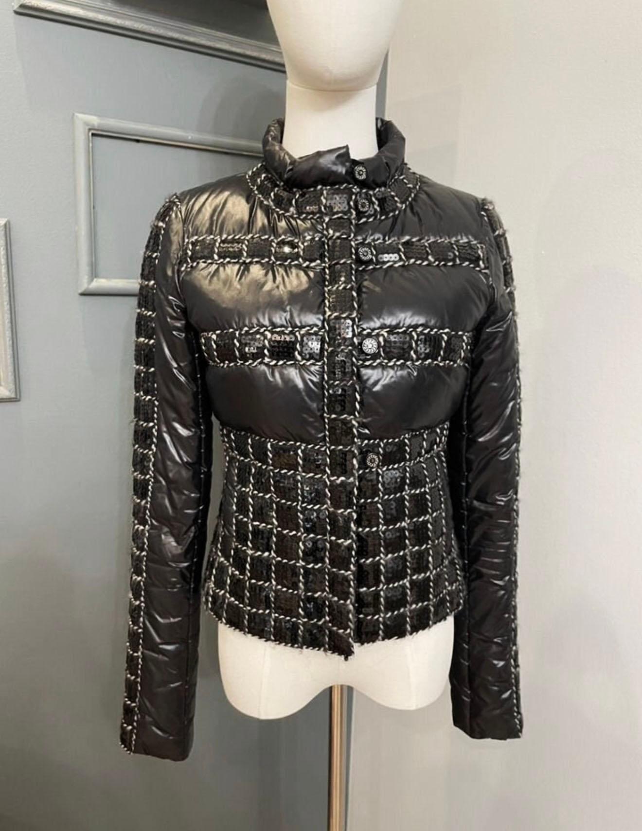 Collectors Chanel puffer noir matelassé avec partie inférieure pailletée ~ une trouvaille rare pour les vrais connaisseurs !
- Boutons avec logo CC et accents en forme de chaîne
Taille 36 FR
Condit : excellent