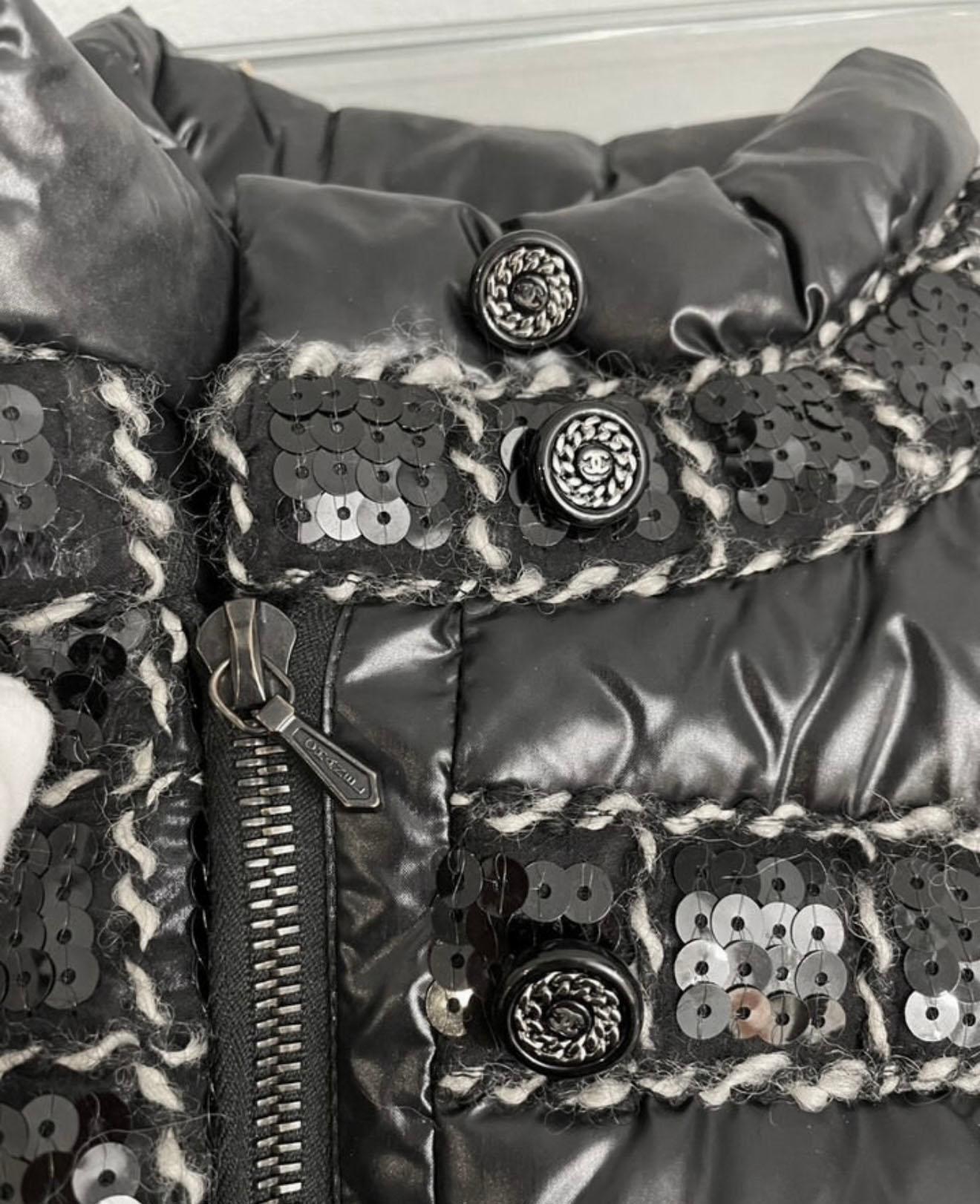 Chanel Rare veste polaire avec boutons CC Excellent état à Dubai, AE