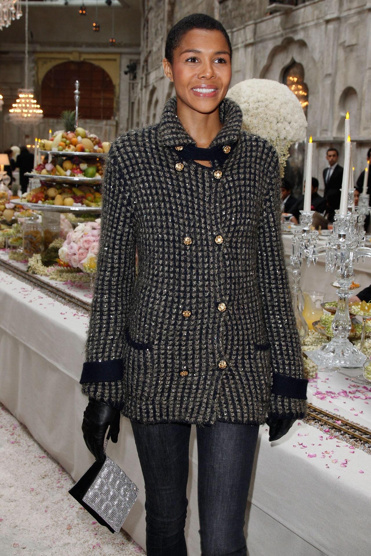 Assolutamente incredibile il cappotto Chanel con paillettes grigio scintillante ~ pezzo da collezione più raro della Collection'S 2009 del Maestro Lagerfeld!
Prezzo su e-bbay 5,990$
- Bottoni con logo CC Eagle
- uno dei pezzi più belli di questa