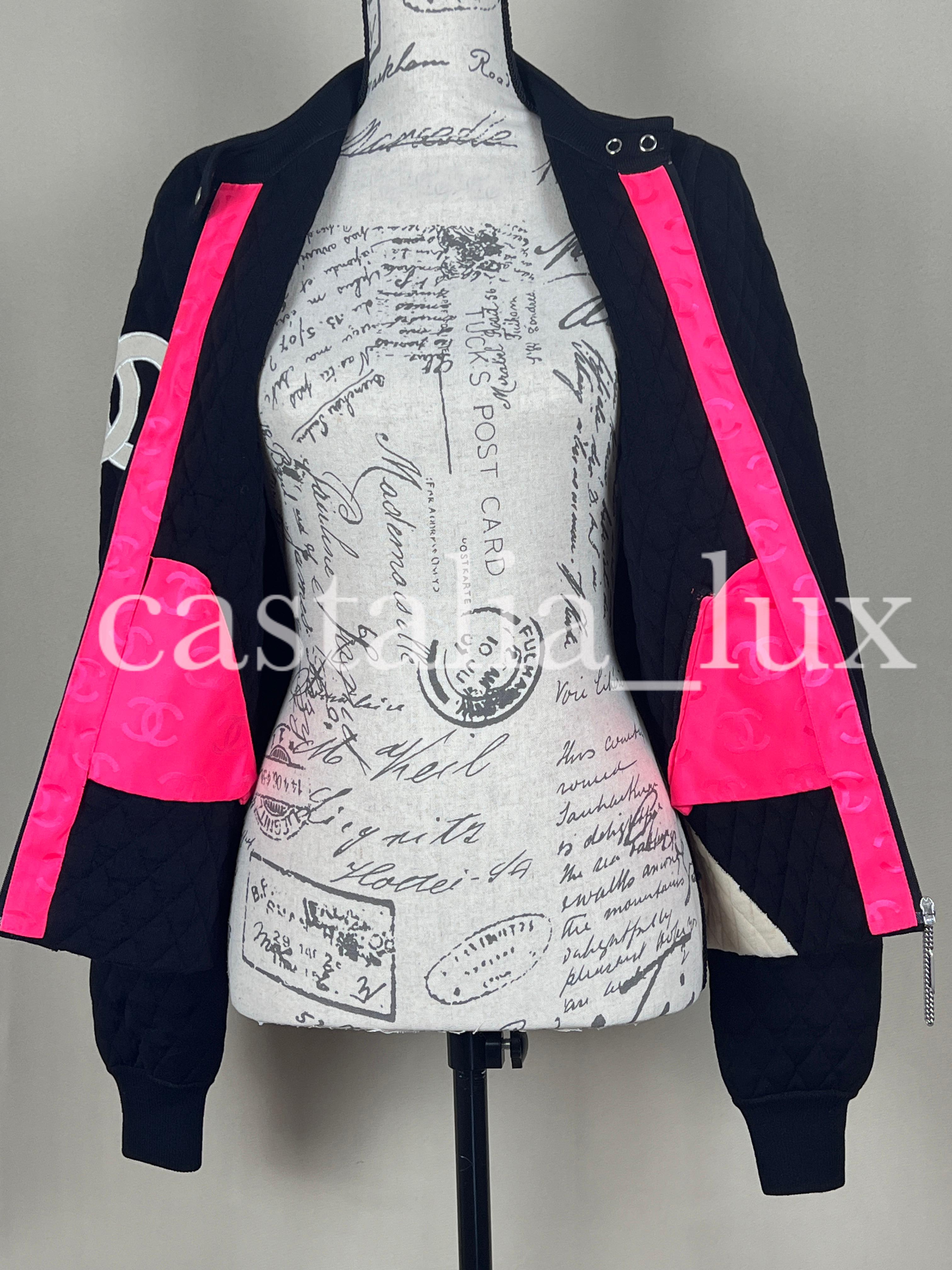 Hard to find Chanel black quilted bomber jacket with CC Logo at sleeve and chain accent on neck.
- contrast CC pink logo detailing from the inside
Size mark 36 FR. Condition is pristine, kept unworn.