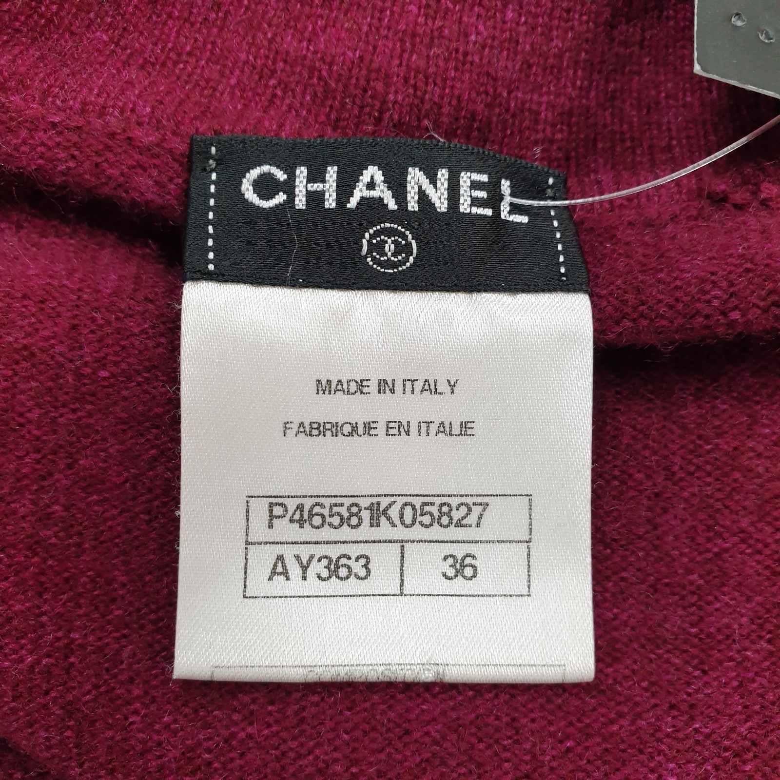Women's Chanel Rare CC Thistle Burgundi Cashmere Pull For Sale
