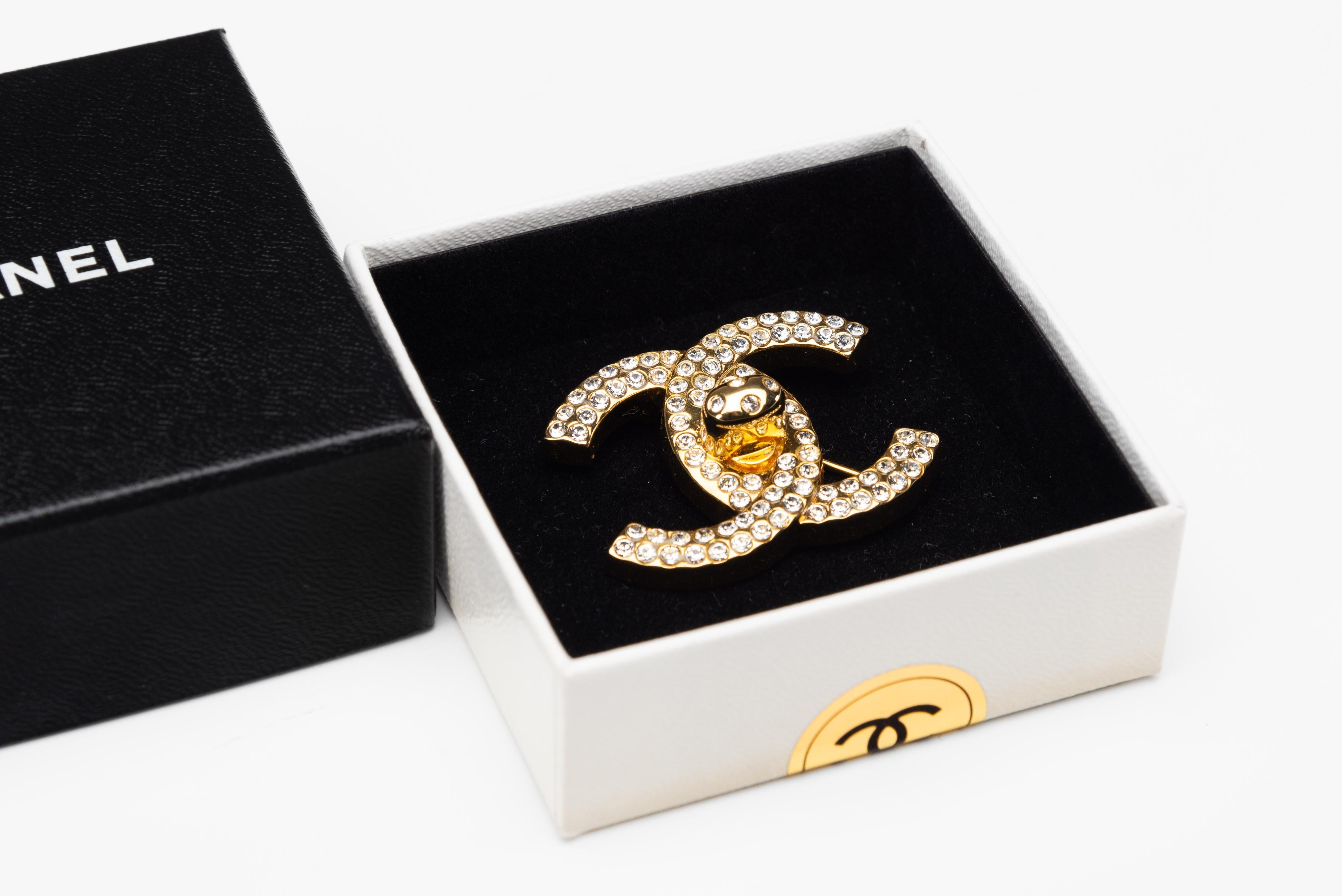From the collection of SAVINETI we offer this rare Chanel CC Brooch:
-    Brand: Chanel
-    Model: CC Brooch
-    Year: 1996
-    Condition: Excellent (has almost never been used)
-    Materials: gold-plated

Authenticity is our core value at
