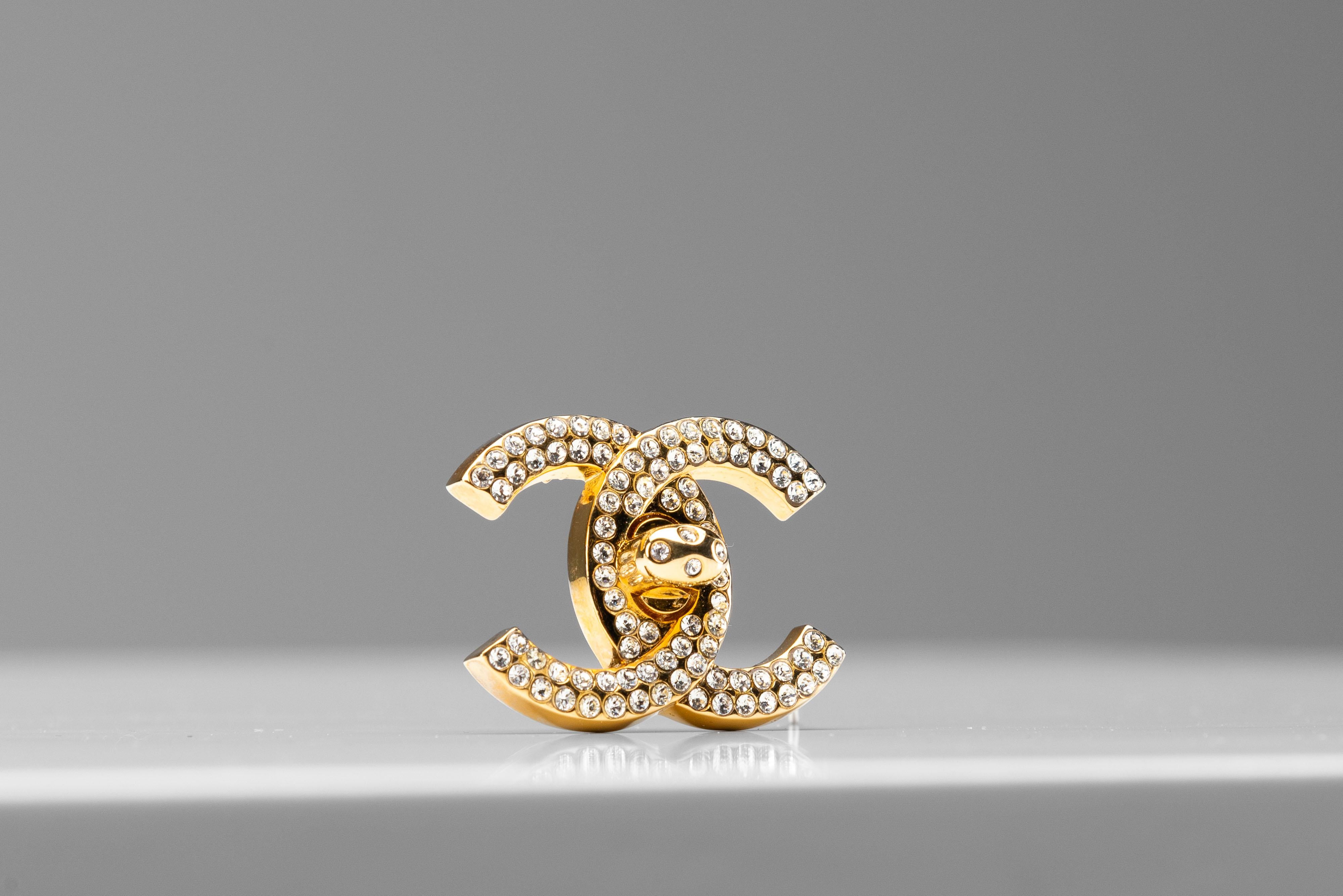 Women's or Men's Chanel Rare CC Turnlock Brooch Gold-Plated