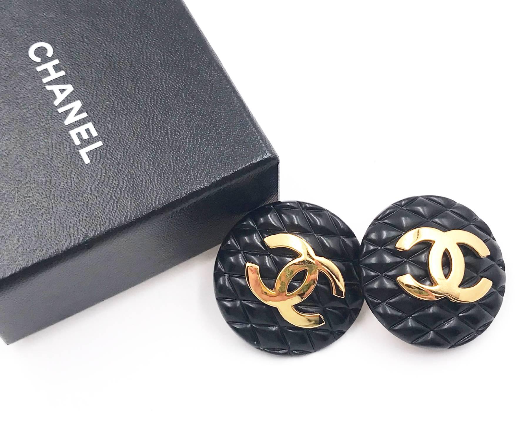 Chanel Rare Classic Black Quilted Gold CC Large Clip auf Ohrringe wie auf Ashlee Simpson gesehen

* Markiert 29
* Hergestellt in Frankreich
*Kommt mit der Originalverpackung und Anhänger
*Wie bei Ashlee Simpson gesehen

-Sie ist ungefähr 1,5