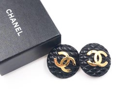 Raro Chanel Clásico Negro Acolchado Oro CC Grande Pendientes de clip