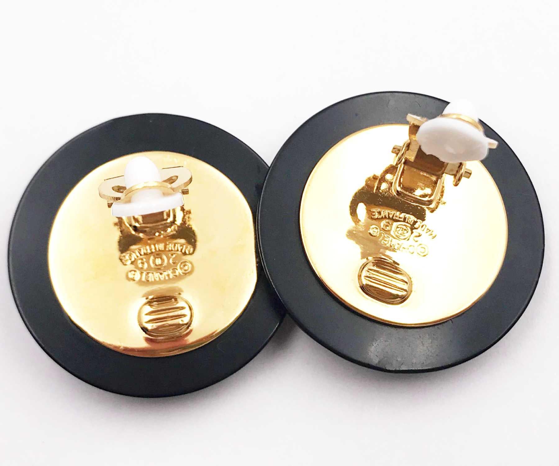 Chanel Rare Classic Schwarz Gesteppt Gold CC Großer Clip auf Ohrringe    im Zustand „Gut“ im Angebot in Pasadena, CA