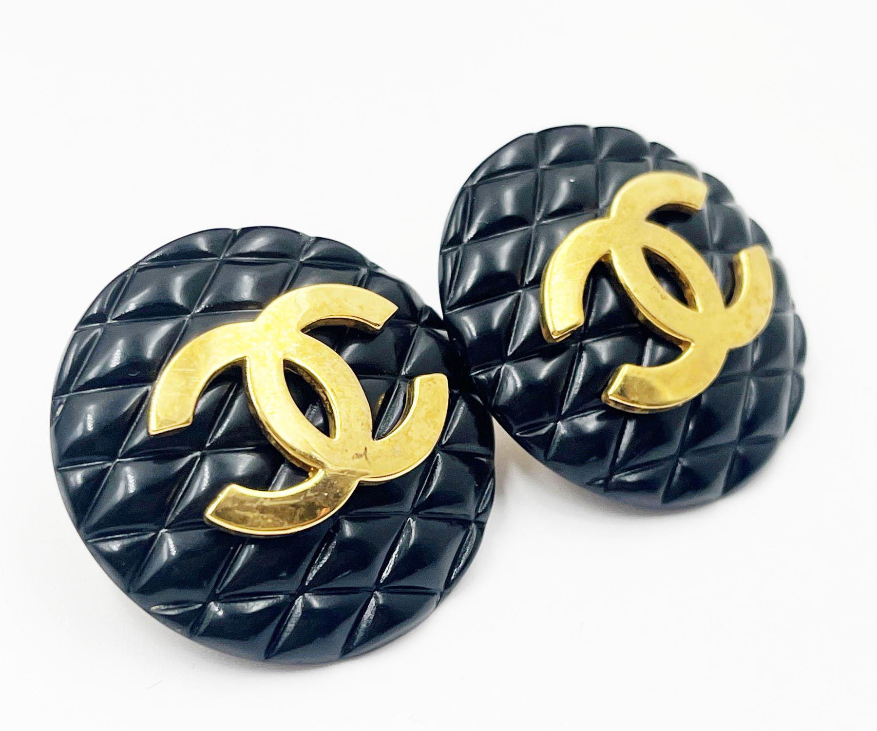 Chanel Rare Classic Black Quilted Gold CC Large Clip on Earrings In Good Condition For Sale In Pasadena, CA