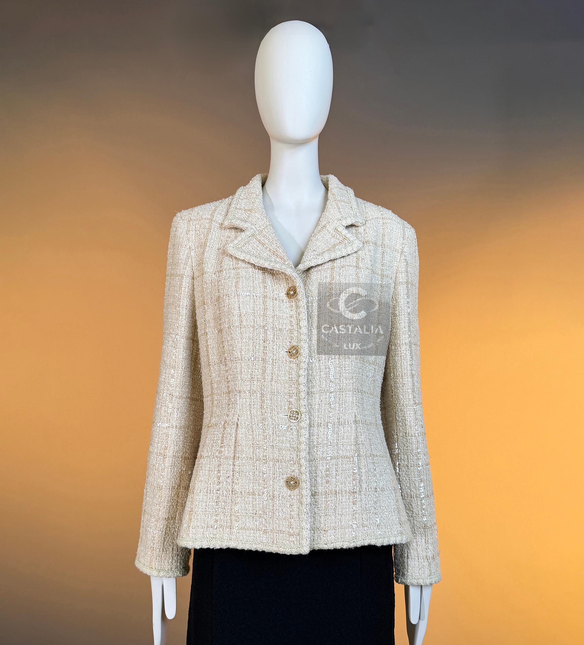da uomo o donna CHANEL Rare Collectible Beige Sequin Tweed Jacket 48 FR in vendita