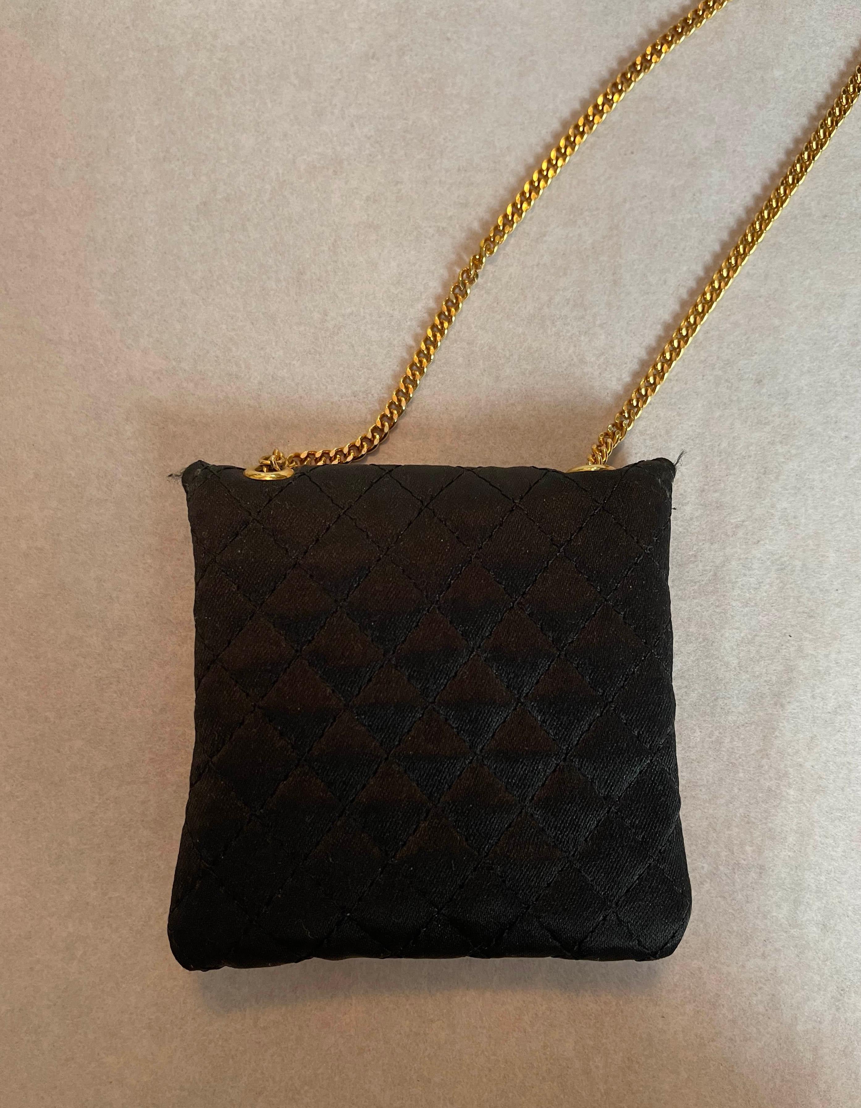 RARE - COLLECTION - Chanel - Micro sac à rabat en satin matelassé noir, vintage Excellent état - En vente à New York, NY