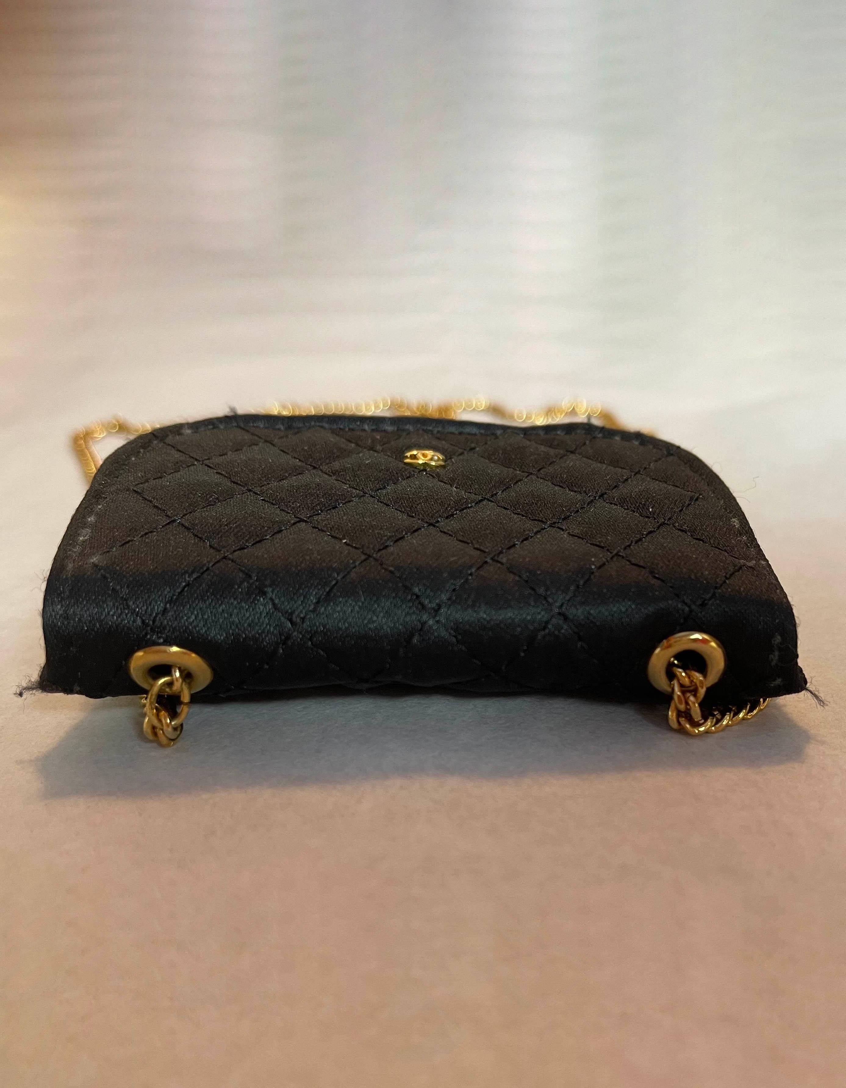 RARE - COLLECTION - Chanel - Micro sac à rabat en satin matelassé noir, vintage Pour femmes en vente