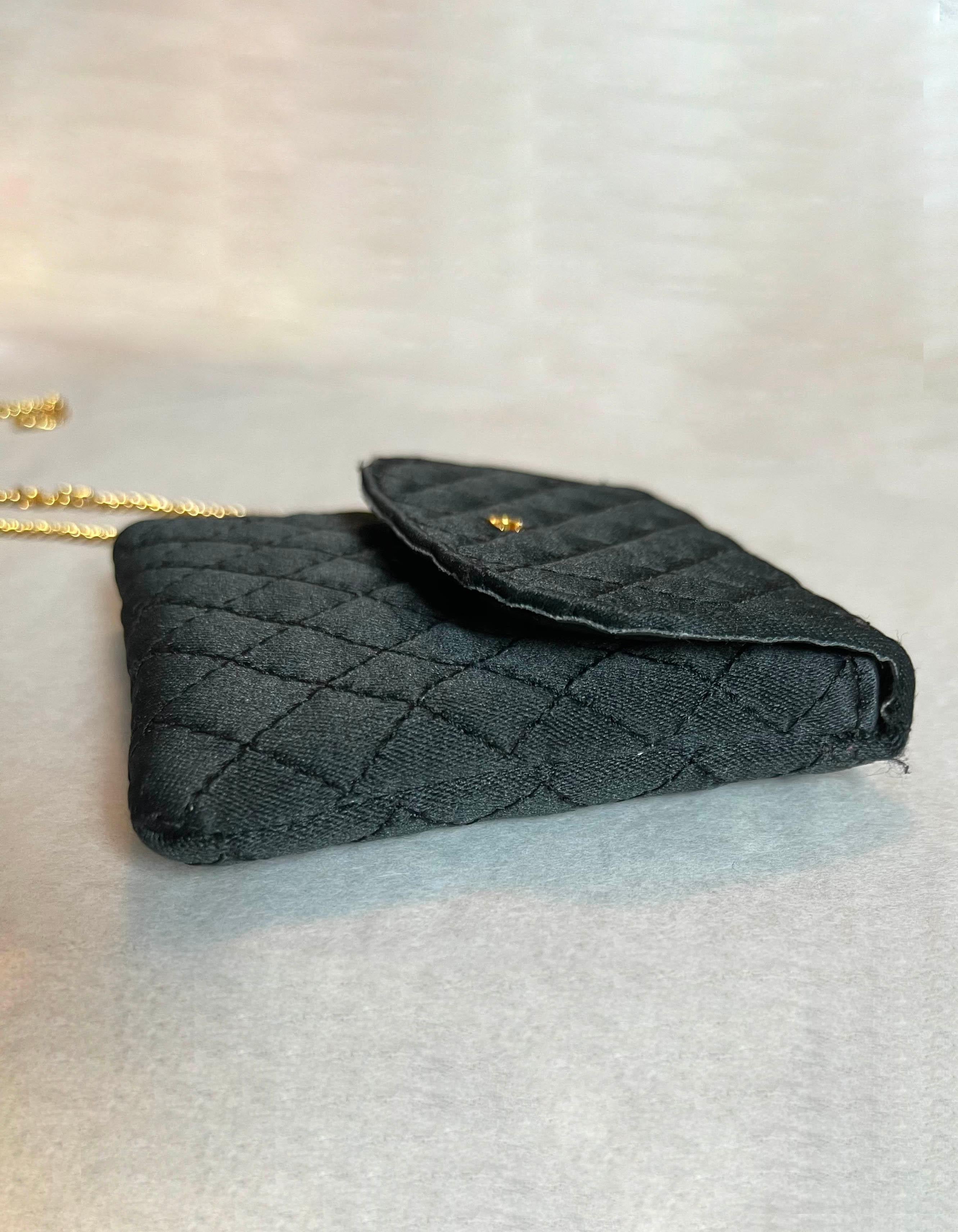 RARE - COLLECTION - Chanel - Micro sac à rabat en satin matelassé noir, vintage en vente 2