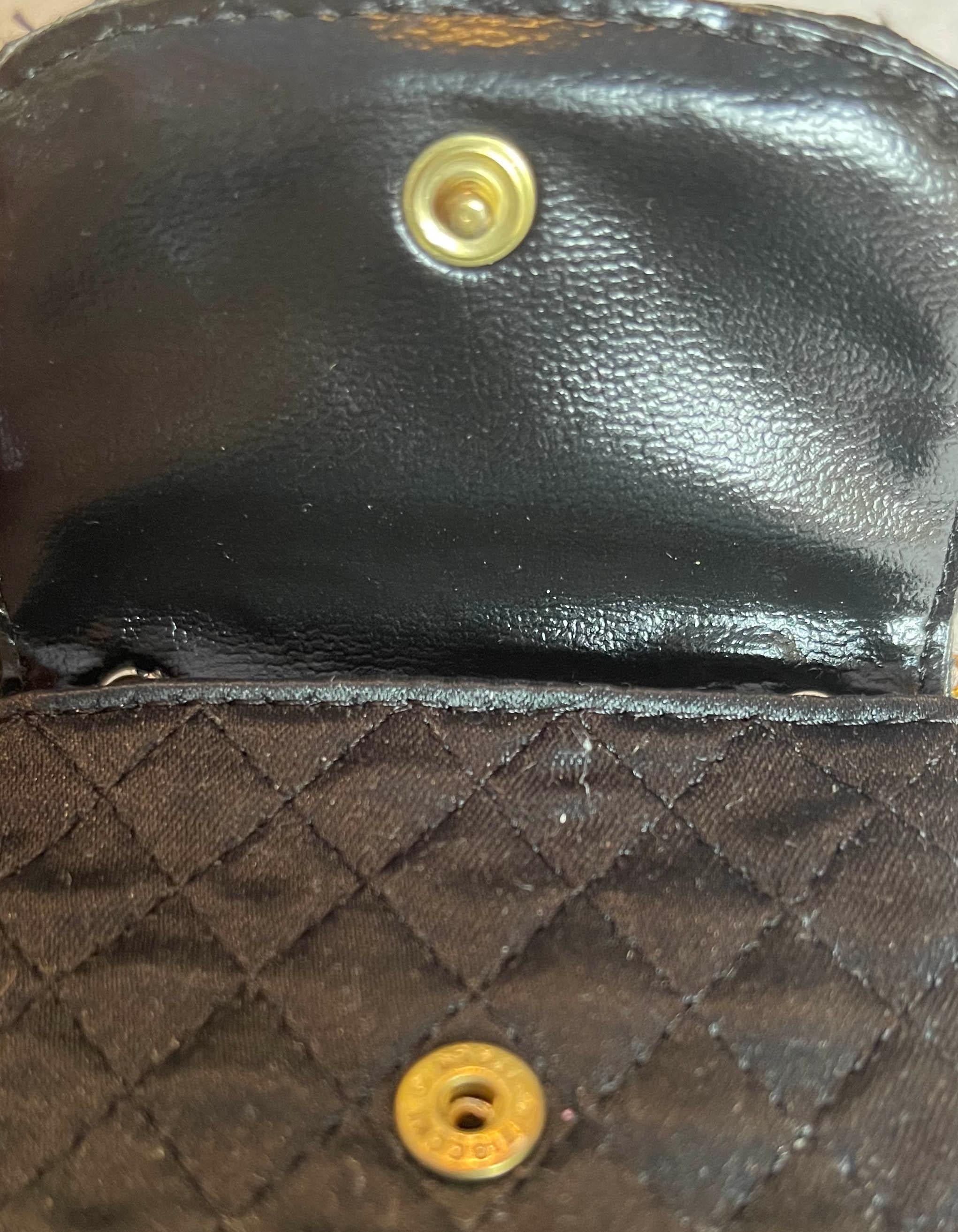 RARE - COLLECTION - Chanel - Micro sac à rabat en satin matelassé noir, vintage en vente 3