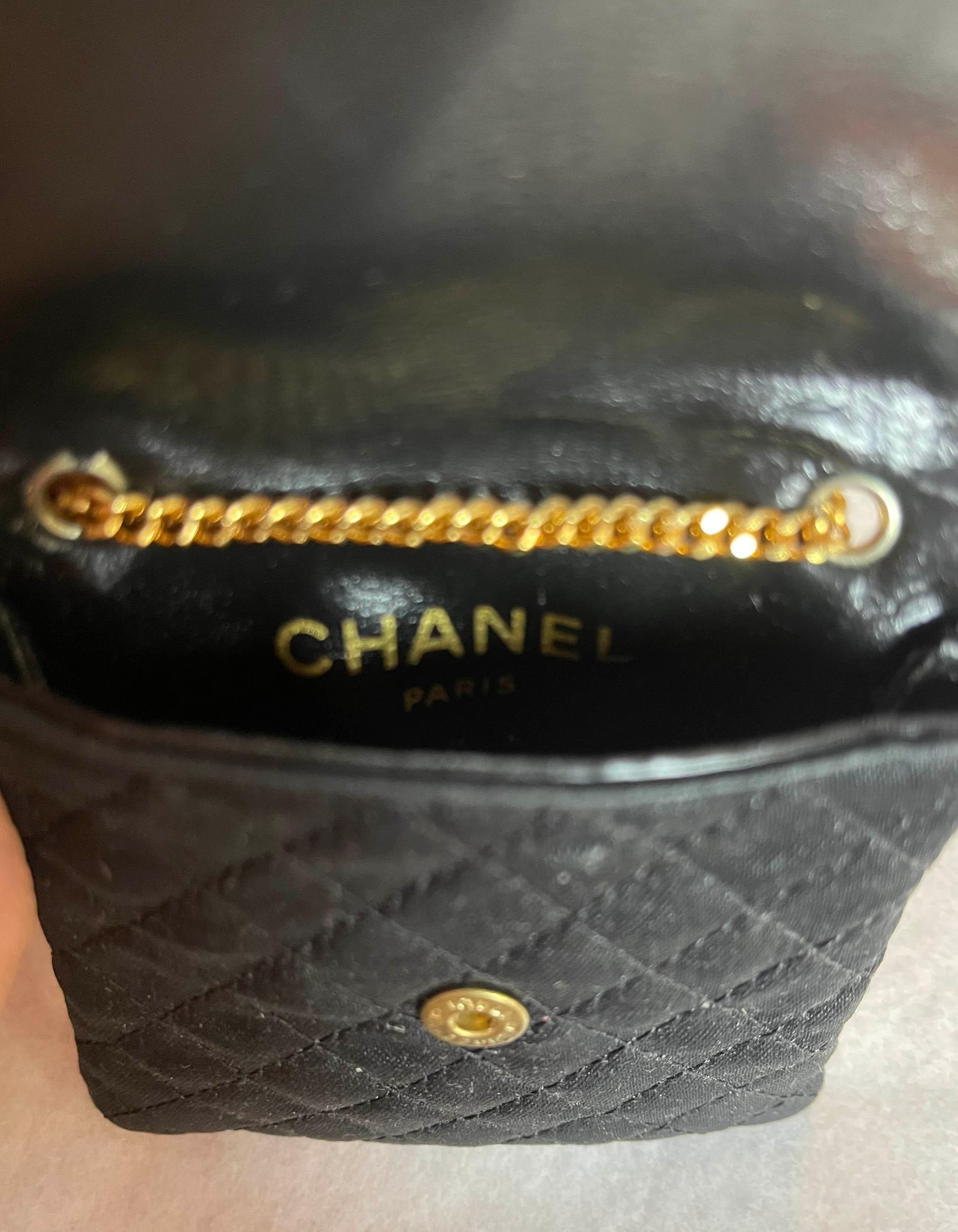 RARE - COLLECTION - Chanel - Micro sac à rabat en satin matelassé noir, vintage en vente 4