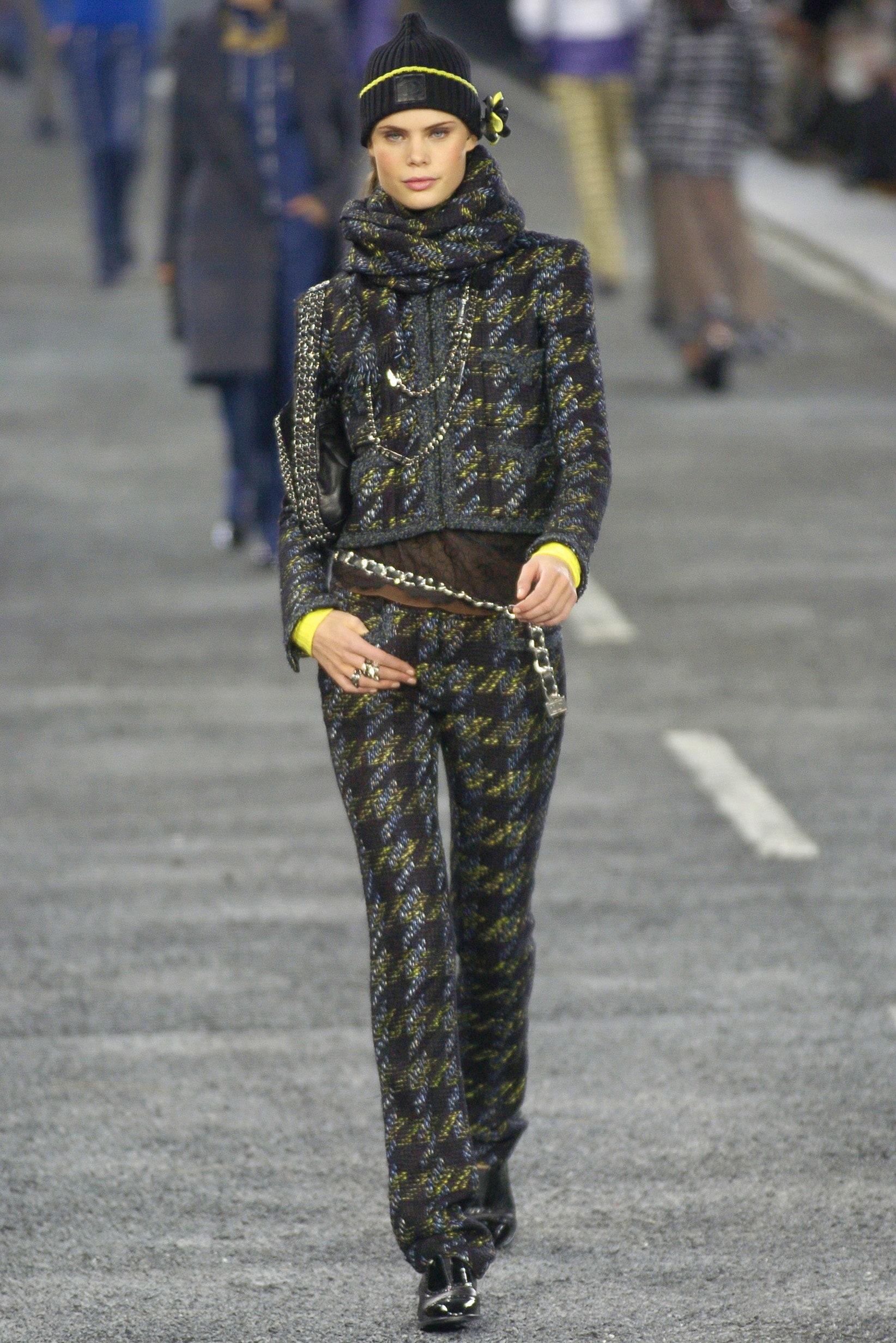 Nouvelle veste en tweed noir Chanel - modèle iconique présentant une silhouette à 4 poches à rabat.
- Boutons du logo CC aux poignets
- doublure en soie
Taille 40 FR. Jamais porté.
