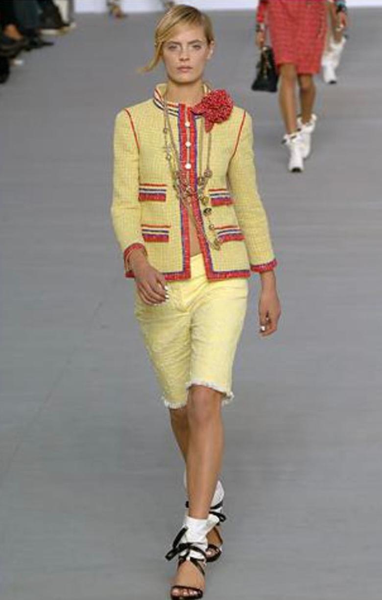 Rare collectors Chanel Vintage pastel yellow tweed jacket with Camellia brooch
- fancy CC logo ''bottle cap'' buttons
- tonal silk lining
Size mark 42 FR, condition is pristine.
