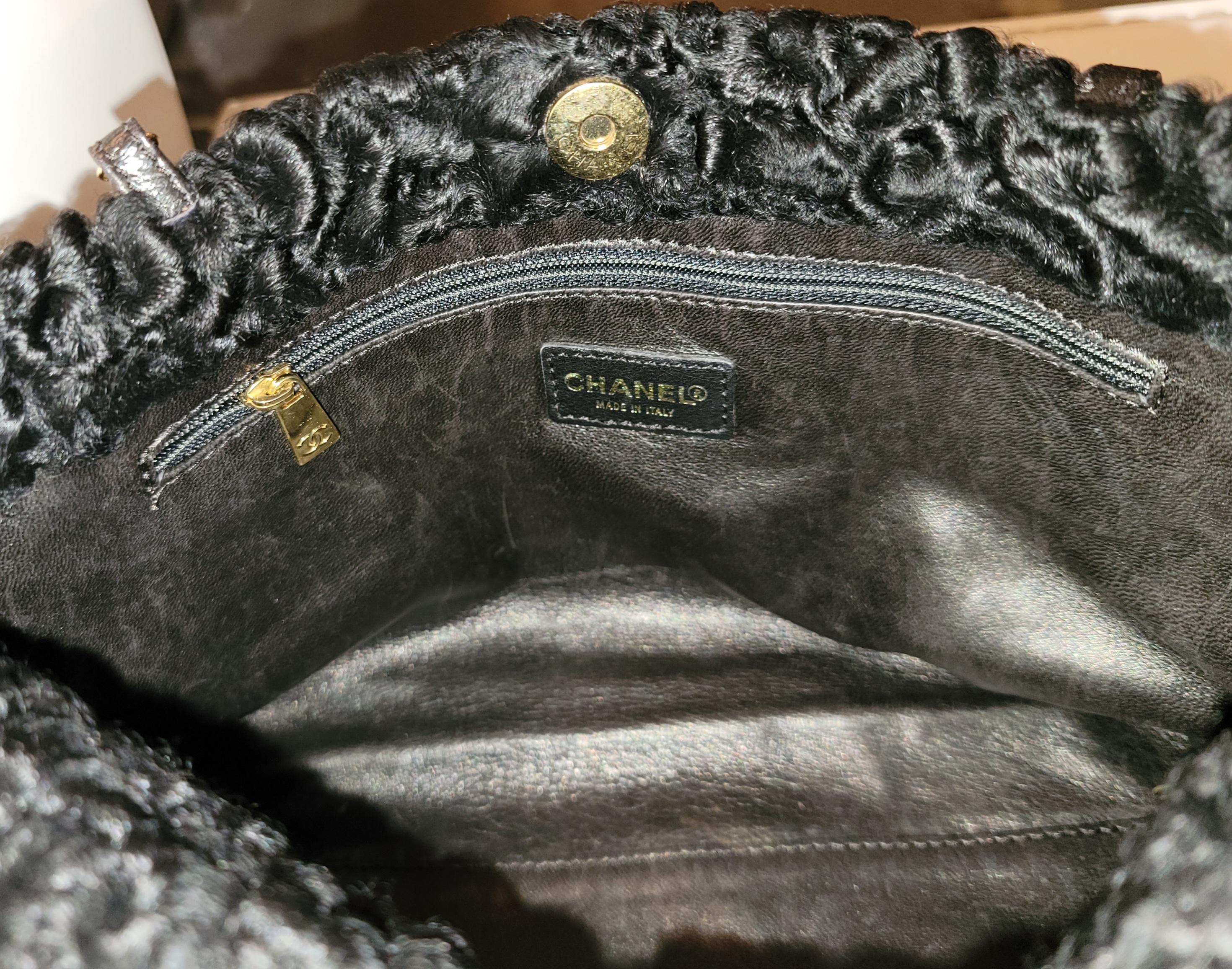 Chanel Seltene exotische persische Baby-Lammfell-Handtasche aus Lammfell-Clutch in Schwarz 5