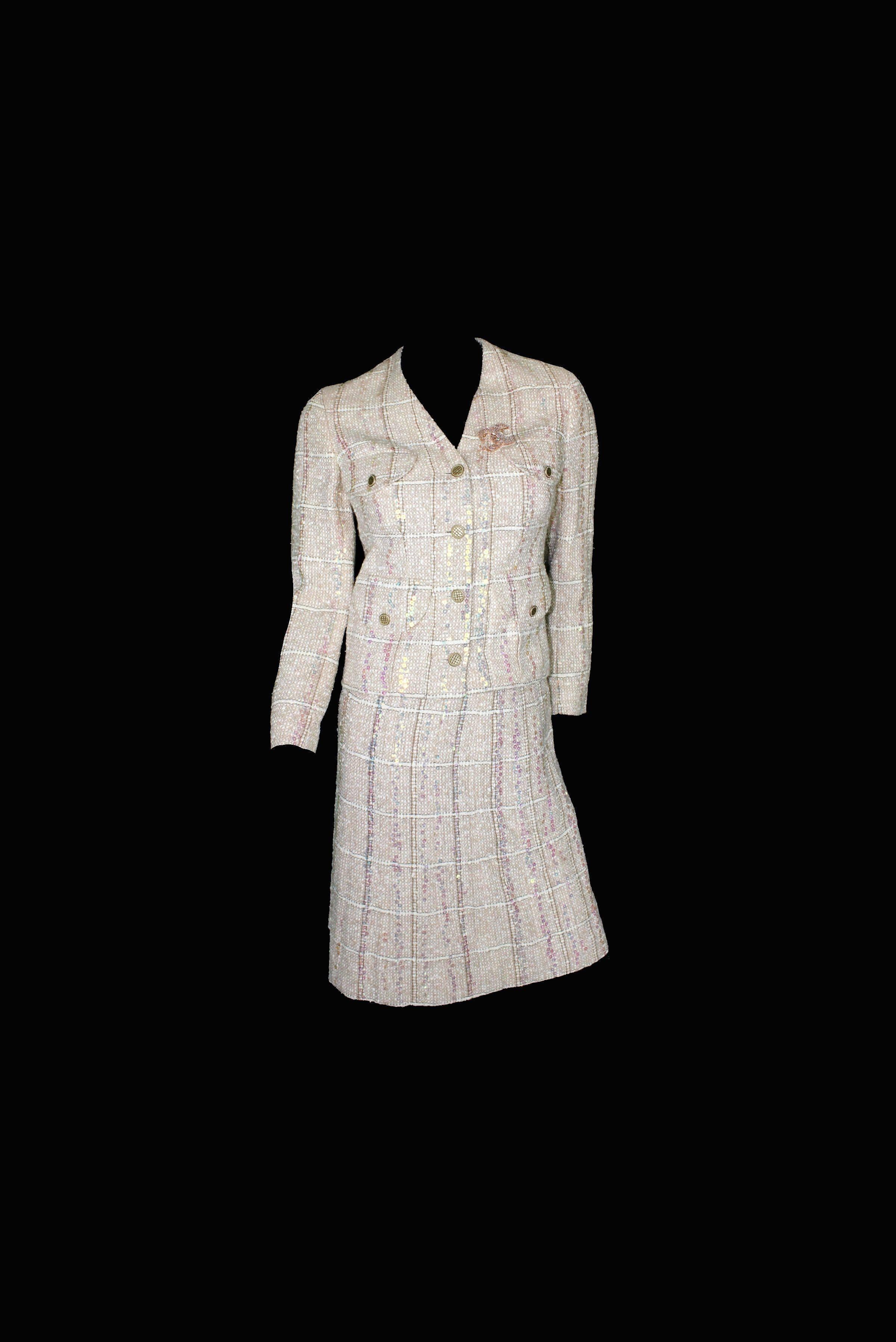 Beautiful CHANEL fantasy tweed suit designed by Karl Lagerfeld
A true CHANEL signature item that will last you for many years
Closes in front with buttons
Amazing tweed fabric with sequin details by Maison Lesage
Beautiful CC Chanel signature