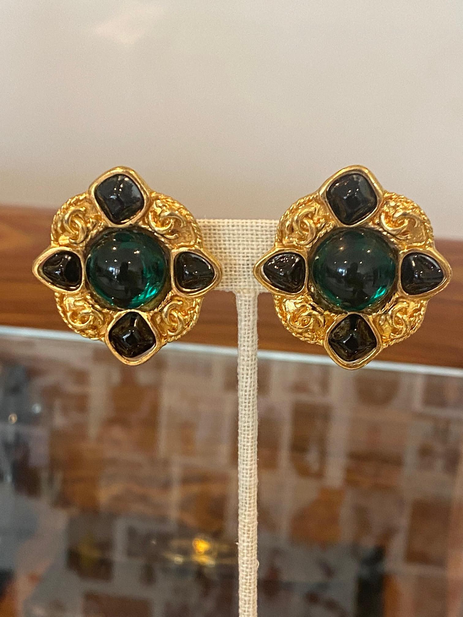 pair of stunning Large Chanel Gripoix glass earrings made in France in 1995.
comes with original box
no notable signs of wear in very good condition