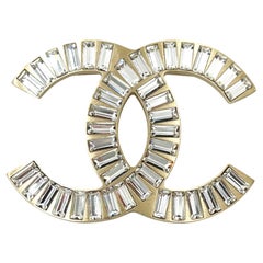 Rara spilla Chanel oro CC Baguette cristallo XL