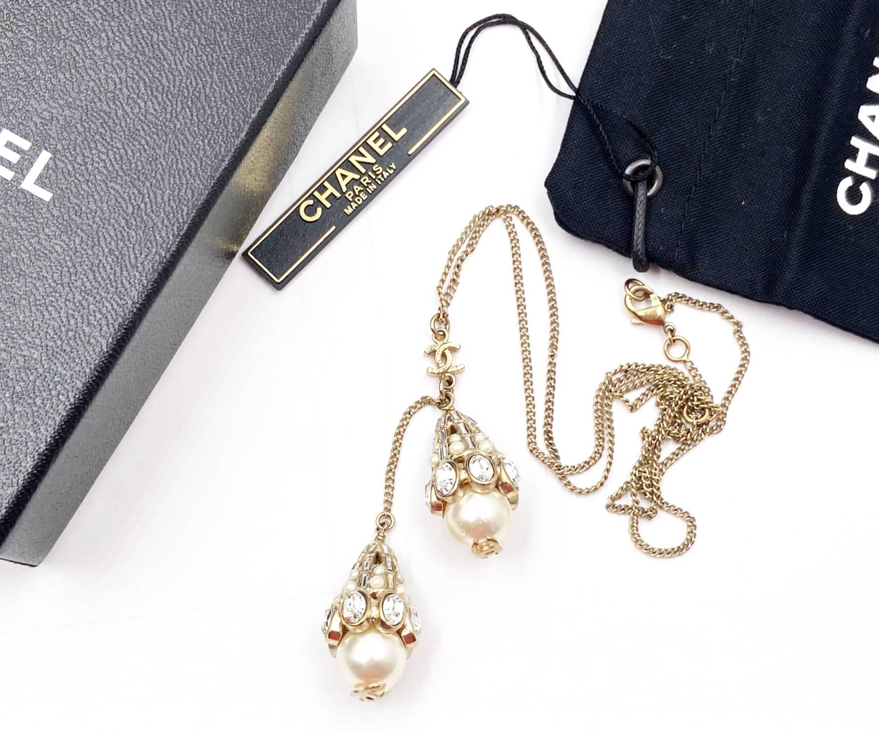 Chanel Rare Gold CC Crystal Pearl Tear Drops Necklace

* Marked 13
* Made in Italy
* Comes with the original box and dustbag

-Tassel part is approximately 3″ long total.
-The chain is approximately 16″ to 22″.
-Very unique and rare
-In a good
