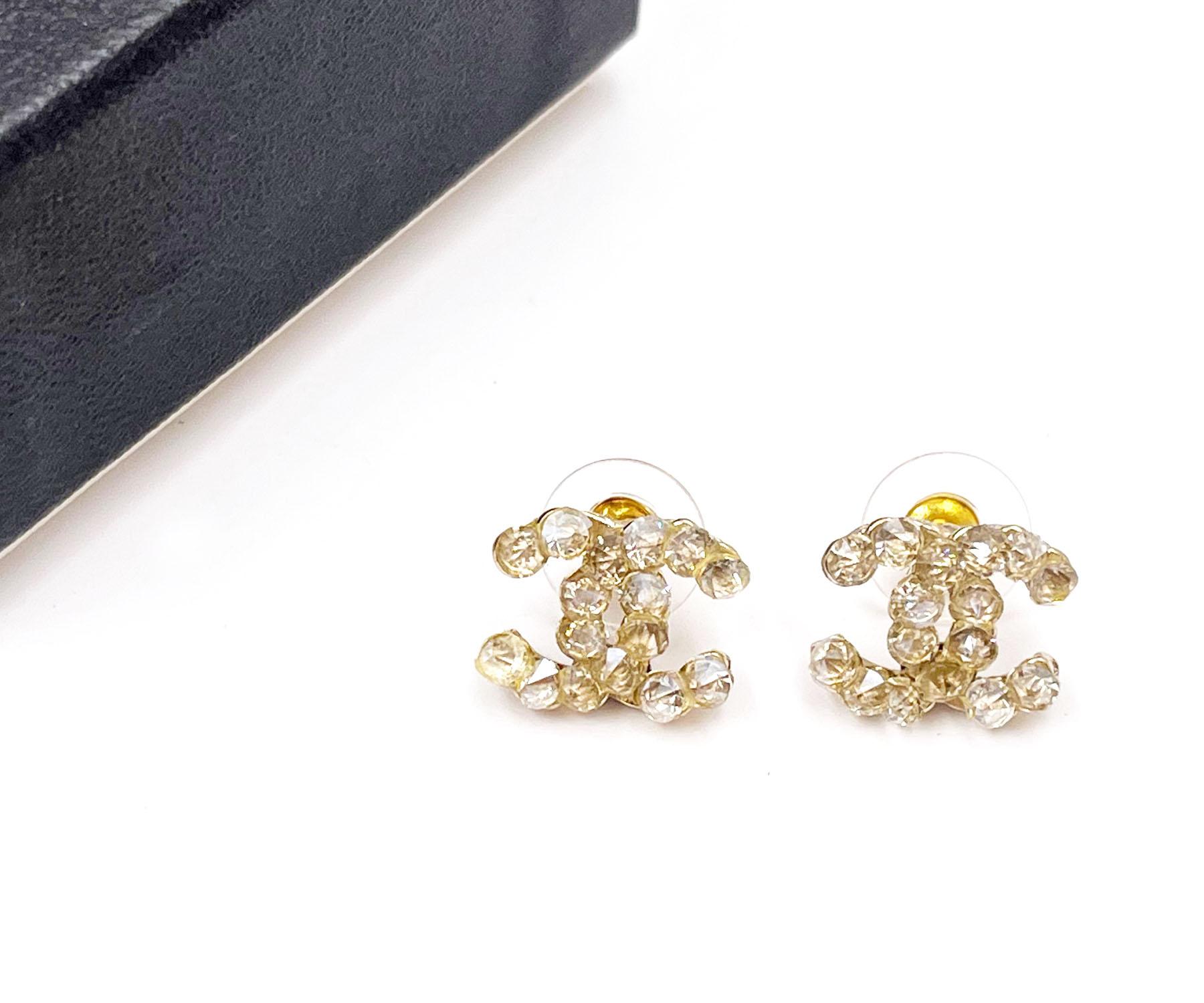 Artigiano Orecchini con piercing di cristallo a spillo Chanel Raro Oro CC Avorio in vendita