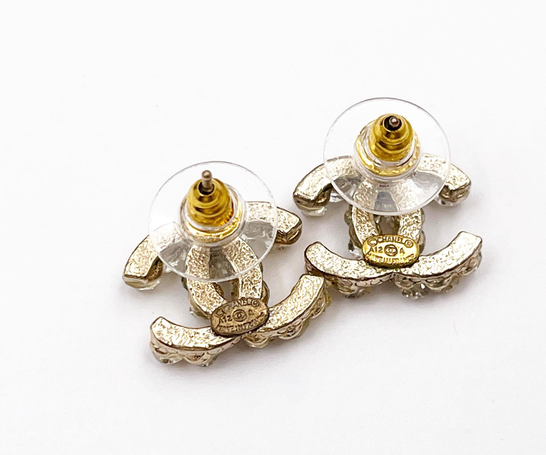 Donna Orecchini con piercing di cristallo a spillo Chanel Raro Oro CC Avorio in vendita