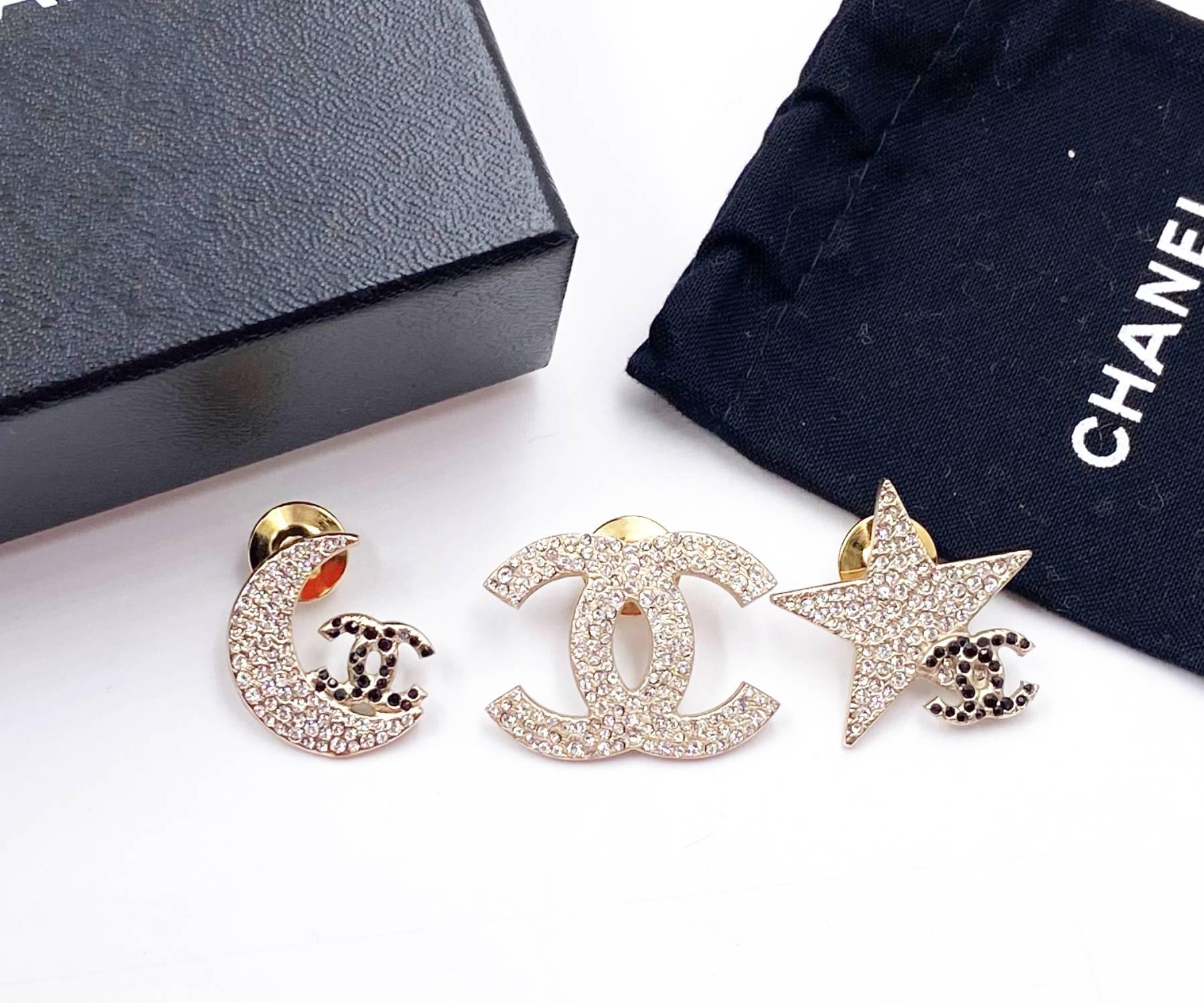 Chanel Rare Gold CC Moon Star Black Crystal 3 Pins

*Marked 08
*Made in Italy
*Comes with original box and dustbag

-CC is approximately 1.25″ x 1″
-Star is approximately 1.1″ x 1″.
-Moon is approximately 0.9″ x 0.9″.
-Very pretty and classic
-The