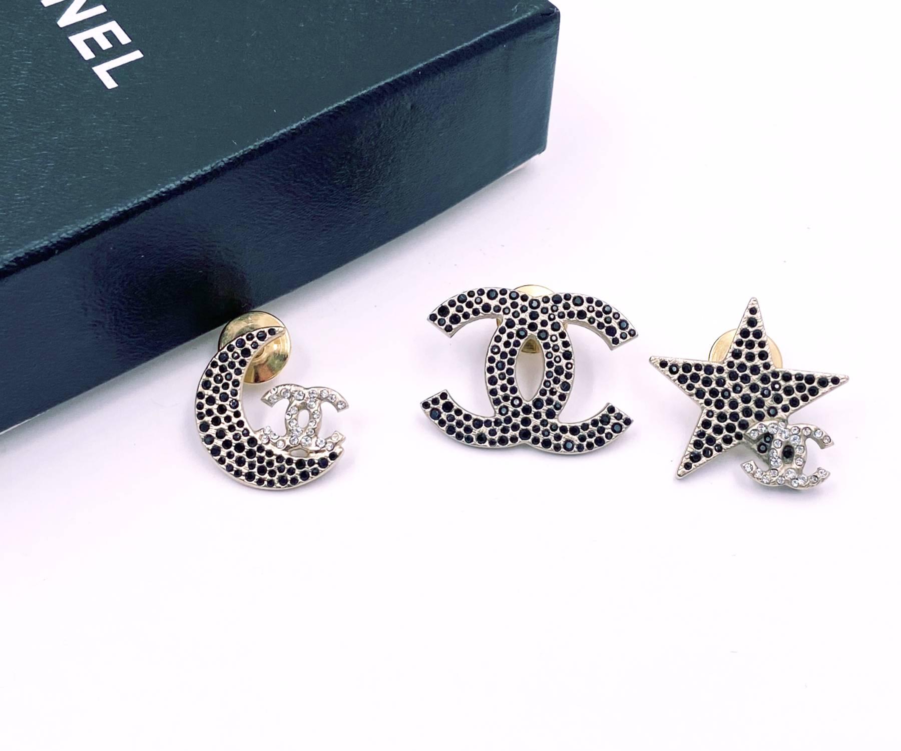Chanel Rare Gold CC Moon Star Black Crystal 3 Pins

*Marked 08
*Made in Italy
*Comes with original box and dustbag.

-CC is approximately 1.25″ x 1″
-Star is approximately 1.1″ x 1″.
-Moon is approximately 0.9″ x 0.9″.
-Very pretty and classic
-The