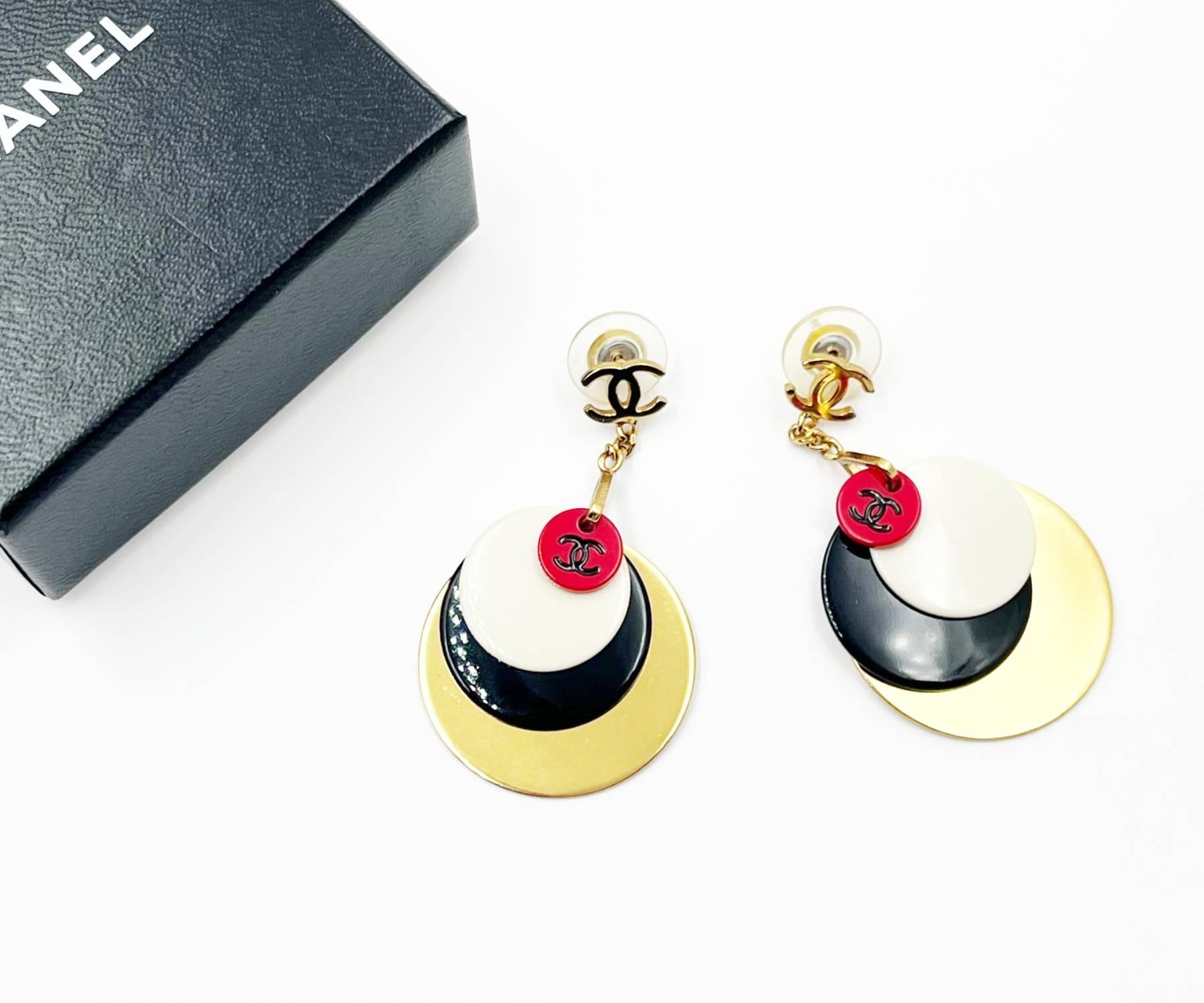 Chanel Rare Gold CC Red White Black Gold Disc Dangle Piercing Earrings

* Marked 01
* Made in France
* Comes with the original box

-It is approximately 1.25