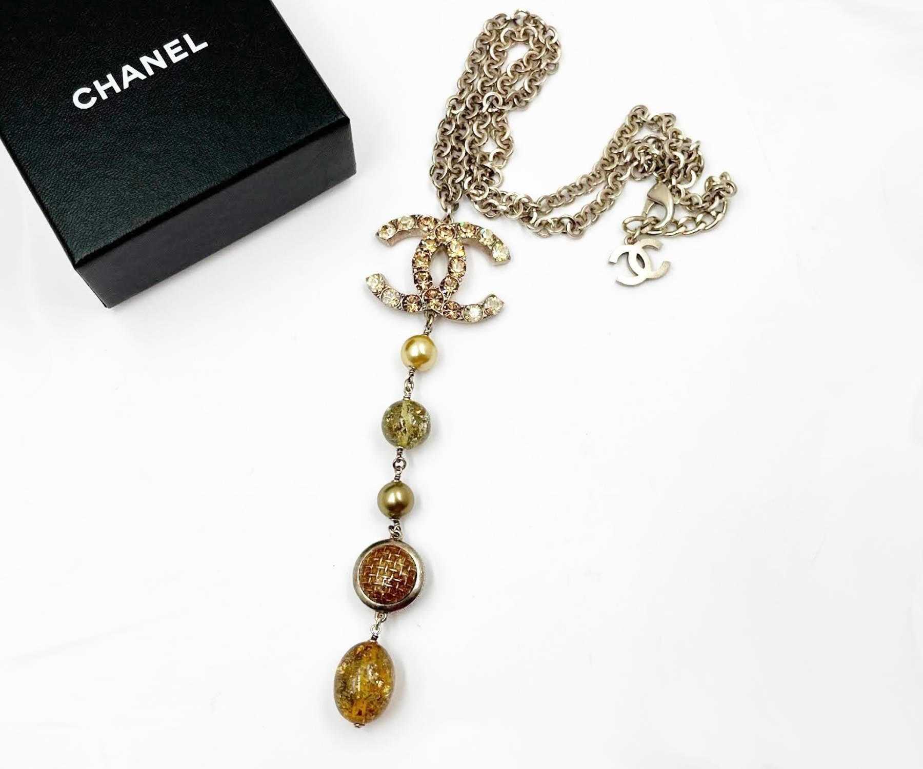 Chanel Rare Gold CC Shiny Gold Crystal Pearl Bead Long Dangle Pendant Necklace

* Marqué 06
*Fabriqué en France
*Vient avec la boîte d'origine

-Le pendentif mesure approximativement 5,75″ x 1,5″.
-La chaîne la plus longue mesure environ 26″ de