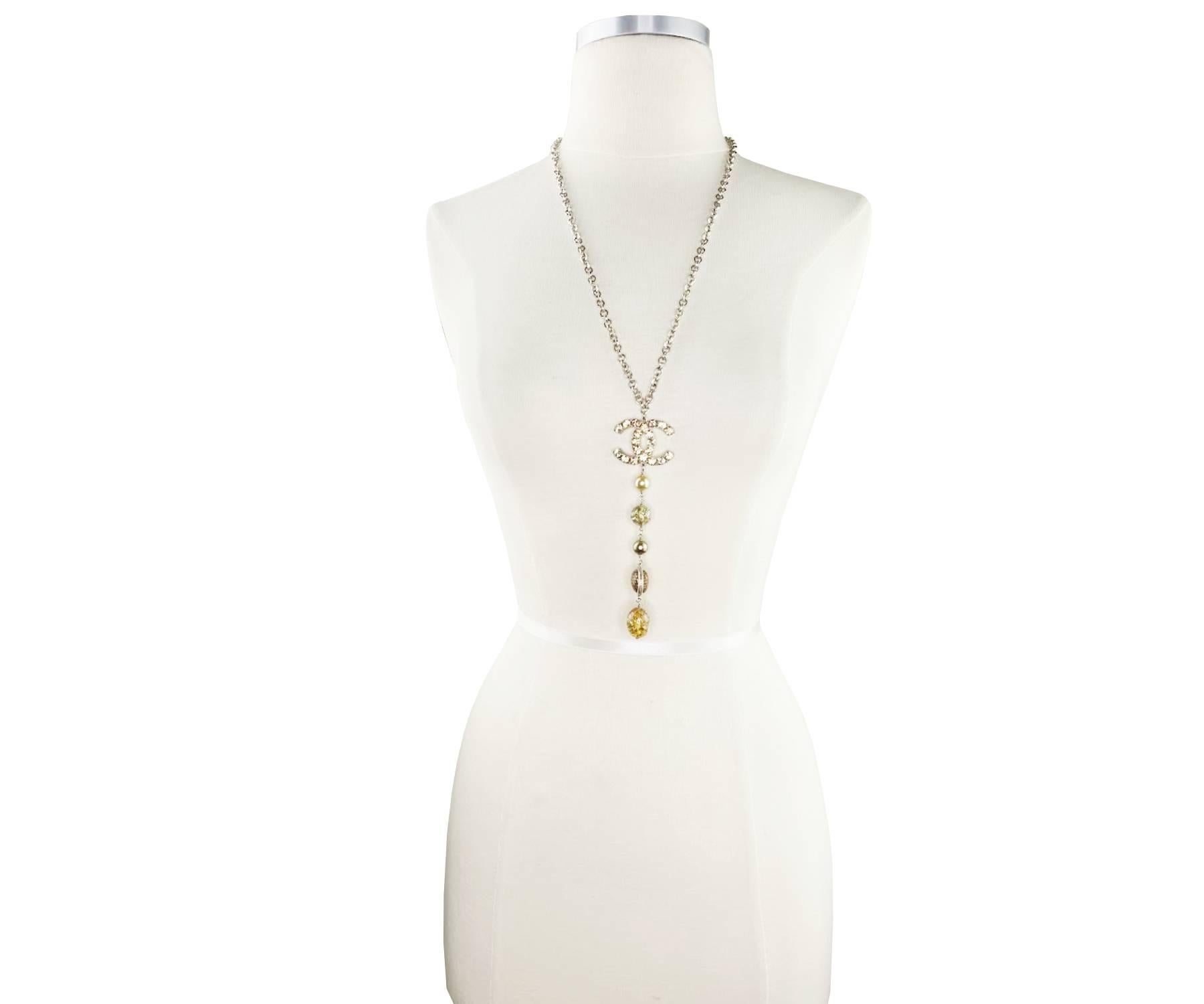 Artisan Chanel Collier pendentif long en or brillant avec perles en cristal et perles CC, rare   en vente