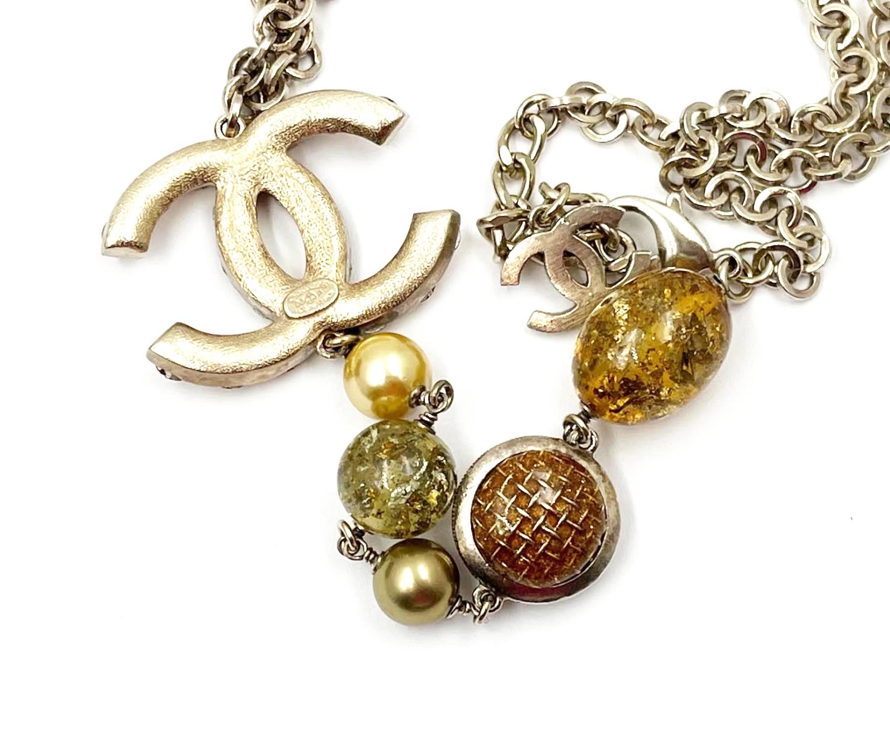 Taille ronde Chanel Collier pendentif long en or brillant avec perles en cristal et perles CC, rare   en vente