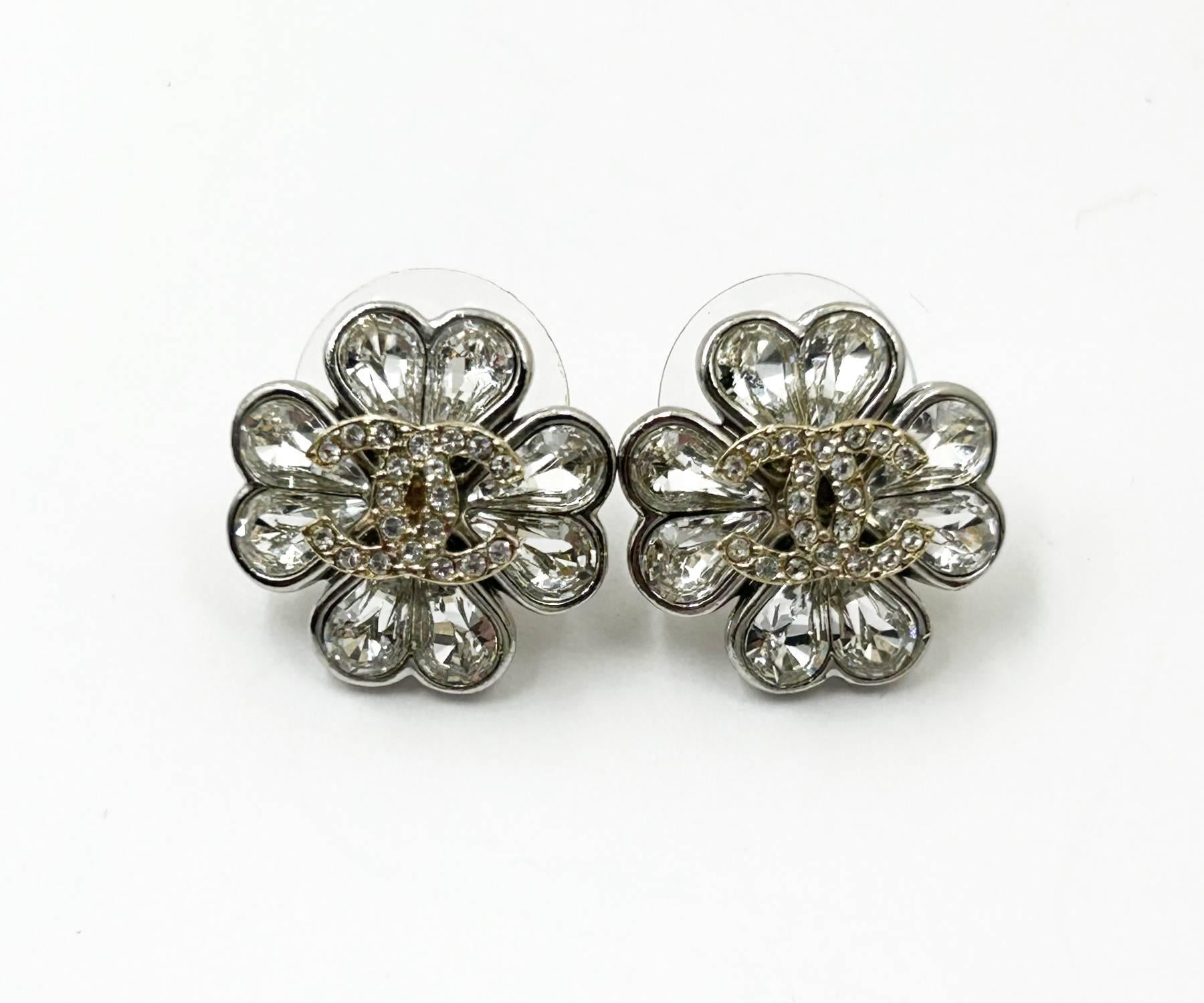 Chanel Seltene Gold CC Silber Klee Blume Birne Kristall Piercing Ohrringe

*Markiert 23
*Hergestellt in Frankreich
*Kommt mit dem Originalkarton

-Es ist ungefähr 0,6